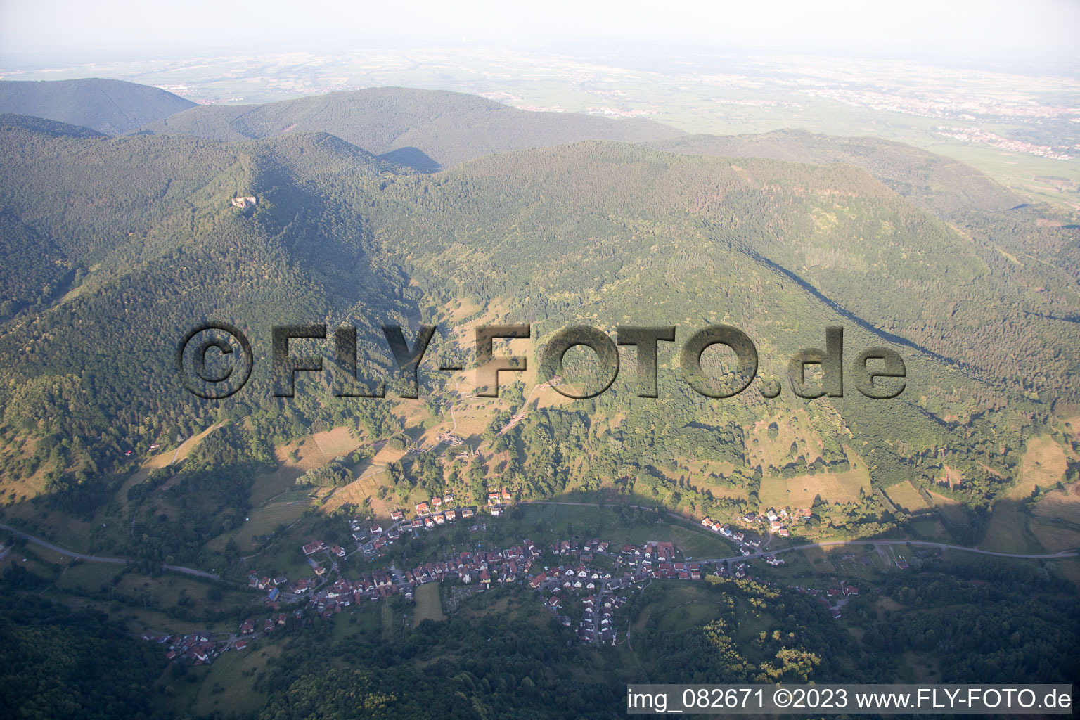 Luftaufnahme von Dernbach im Bundesland Rheinland-Pfalz, Deutschland
