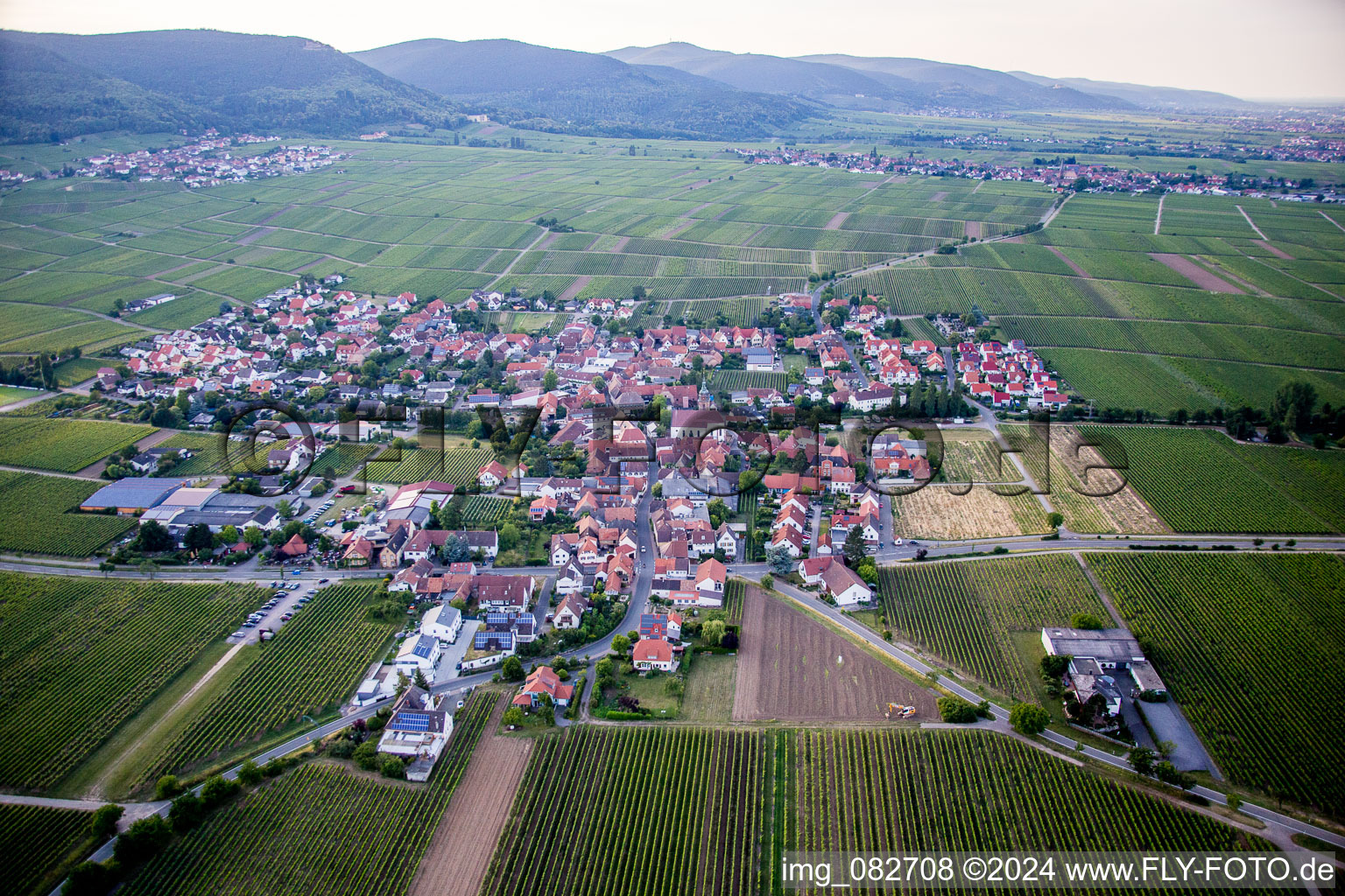 Dorf - Ansicht am Rande von Weinbergen in Hainfeld im Bundesland Rheinland-Pfalz, Deutschland