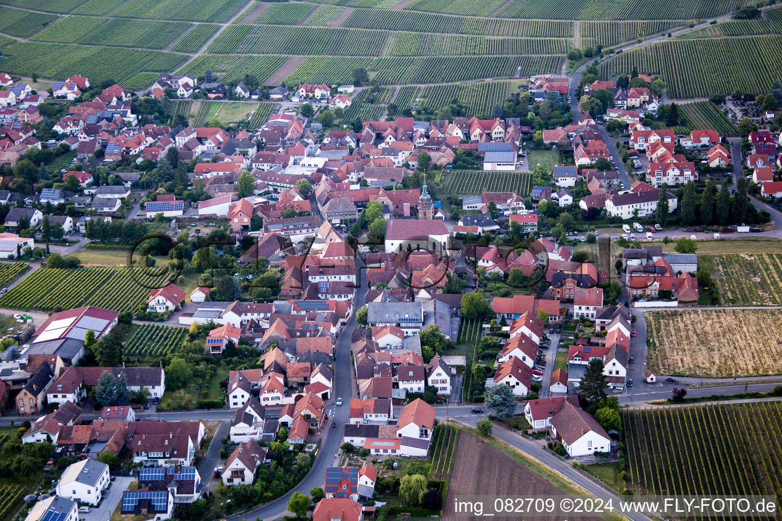 Luftbild von Dorf - Ansicht am Rande von Weinbergen in Hainfeld im Bundesland Rheinland-Pfalz, Deutschland