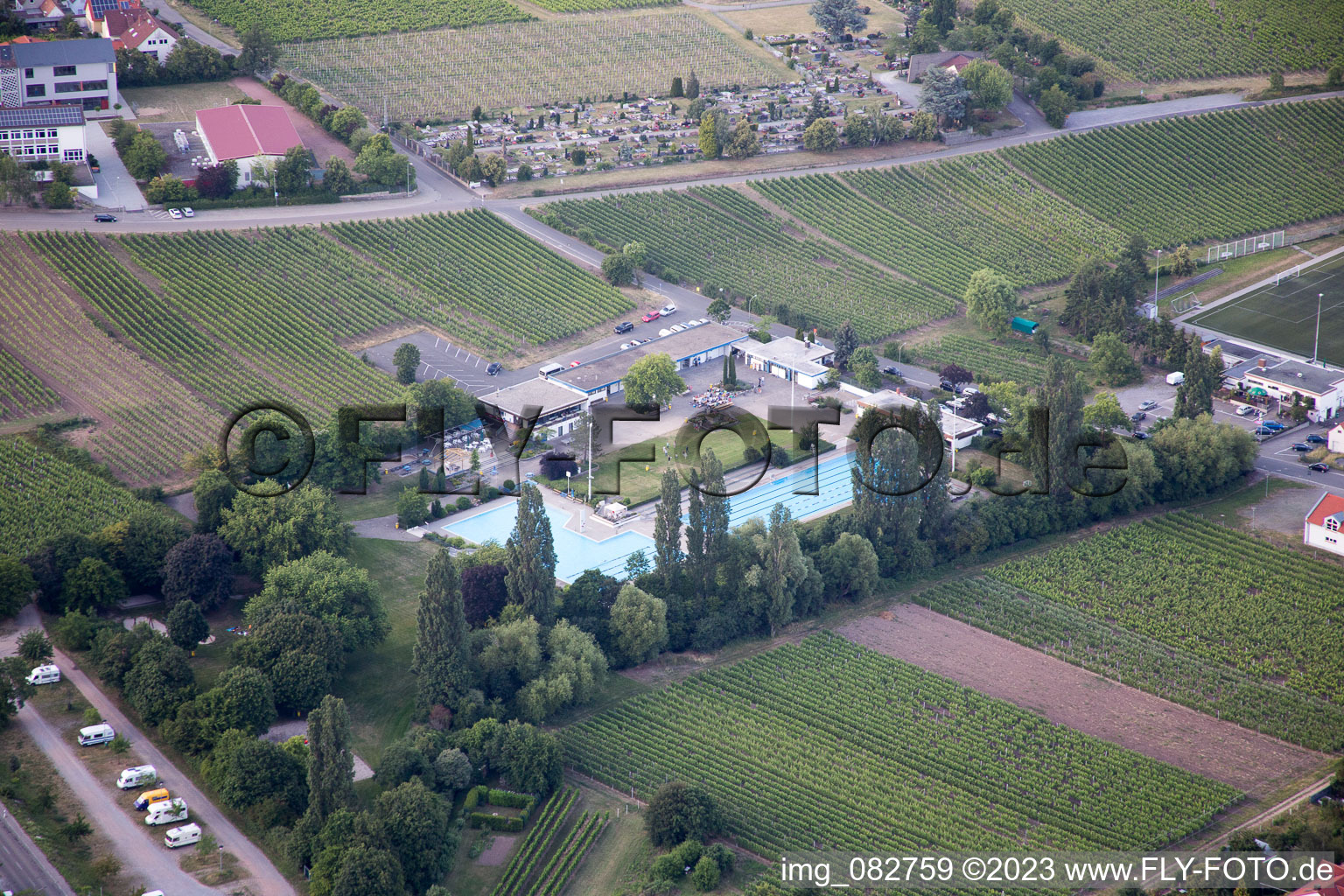Luftaufnahme von Ortsteil Hambach an der Weinstraße in Neustadt an der Weinstraße im Bundesland Rheinland-Pfalz, Deutschland