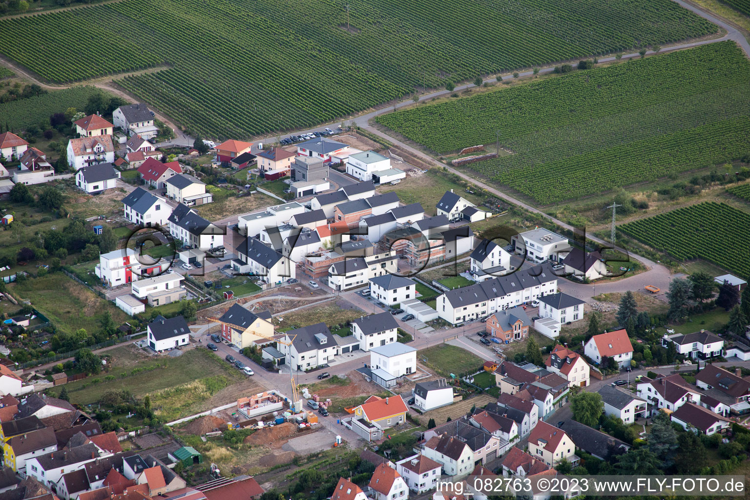 Luftbild von Ortsteil Diedesfeld in Neustadt an der Weinstraße im Bundesland Rheinland-Pfalz, Deutschland