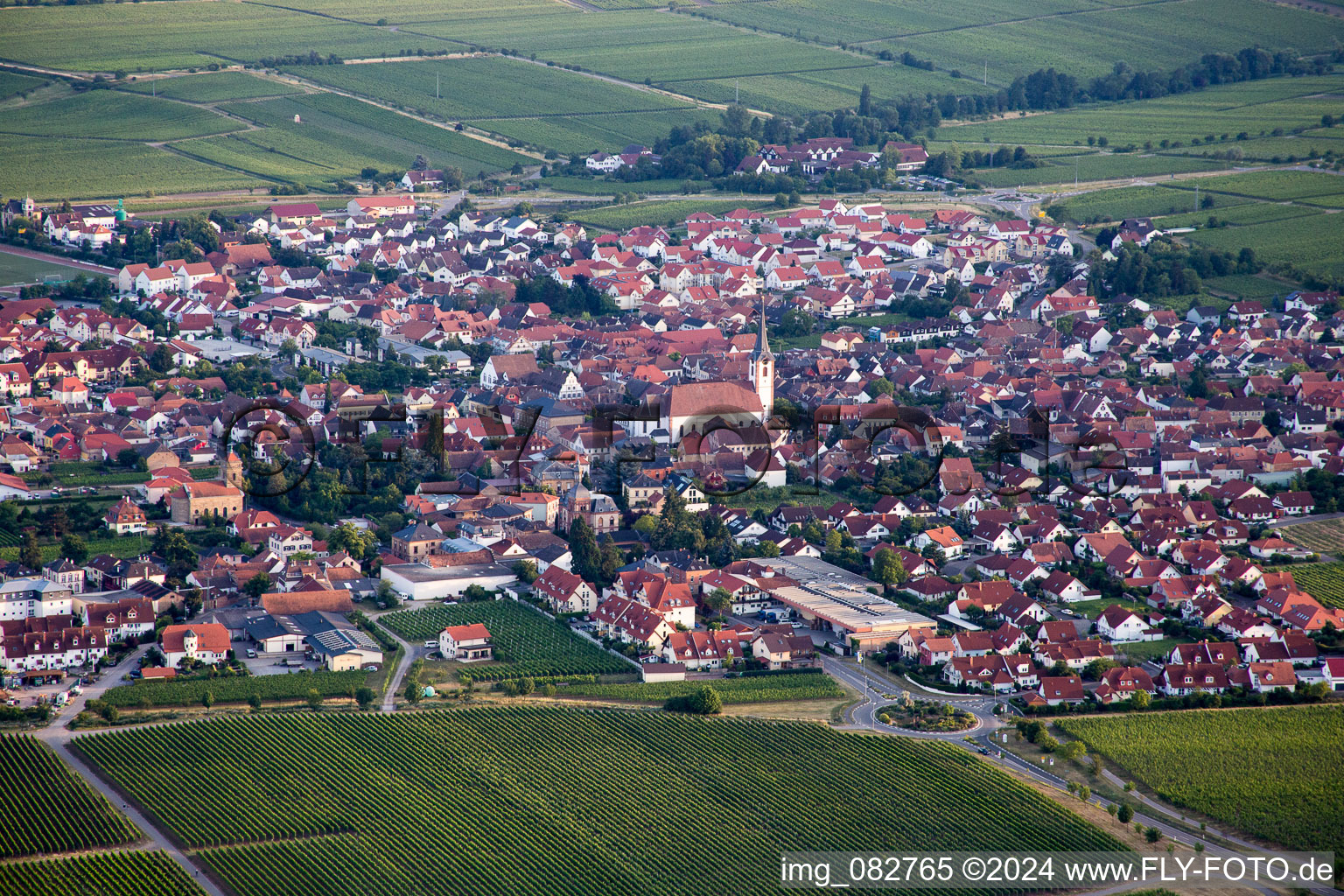 Ortsansicht der Straßen und Häuser der Wohngebiete in Maikammer im Bundesland Rheinland-Pfalz, Deutschland