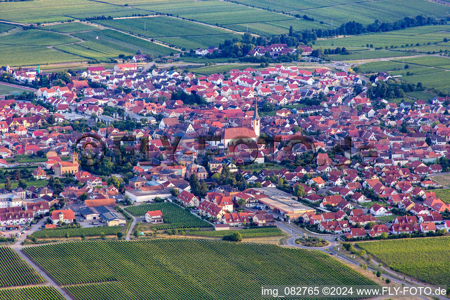 Ortsansicht der Straßen und Häuser der Wohngebiete in Maikammer im Bundesland Rheinland-Pfalz, Deutschland