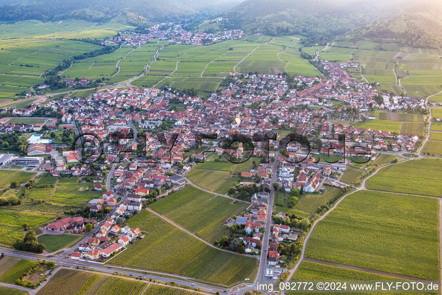 Luftaufnahme von Maikammer im Bundesland Rheinland-Pfalz, Deutschland