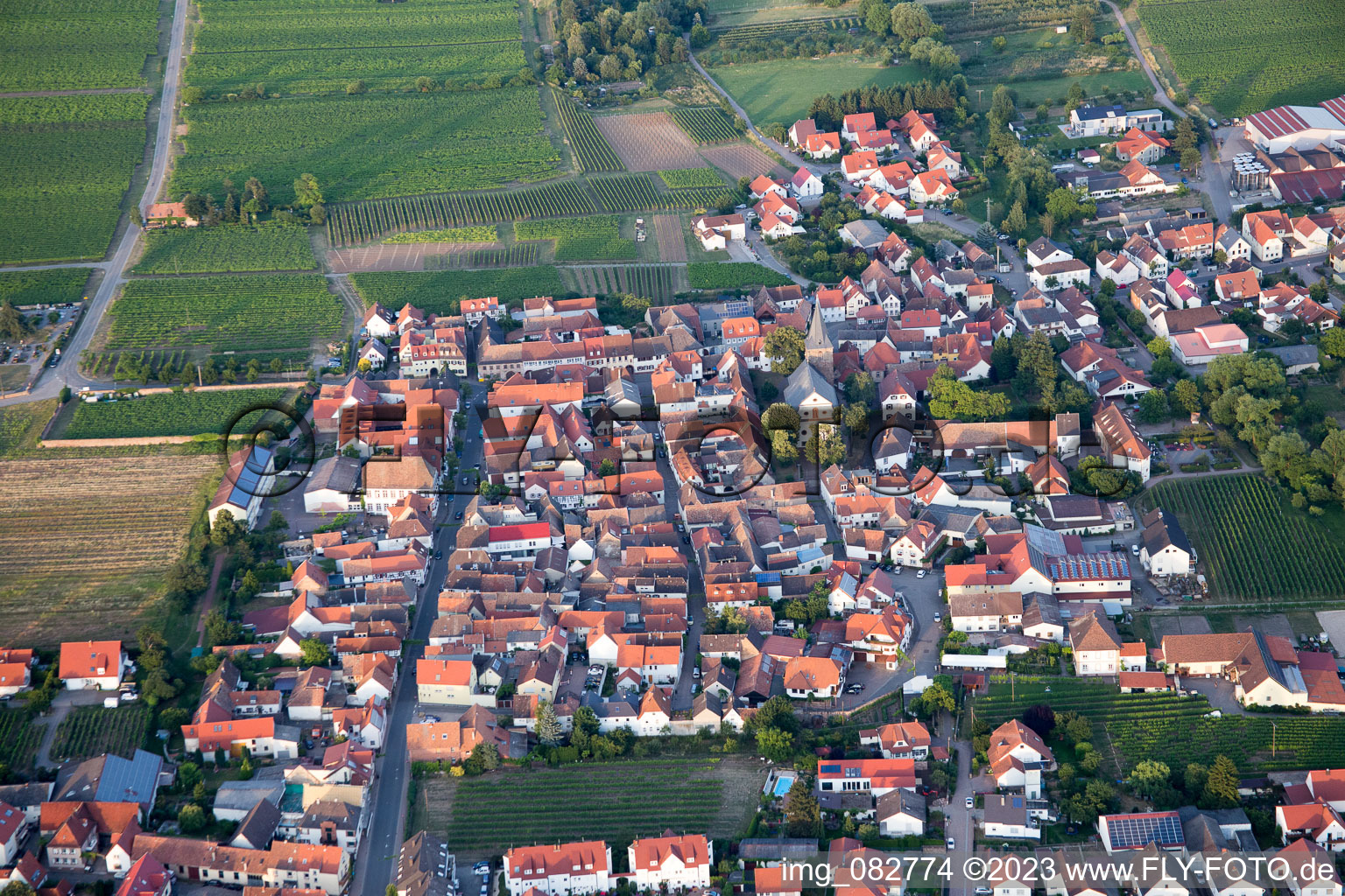 Kirrweiler im Bundesland Rheinland-Pfalz, Deutschland von oben gesehen