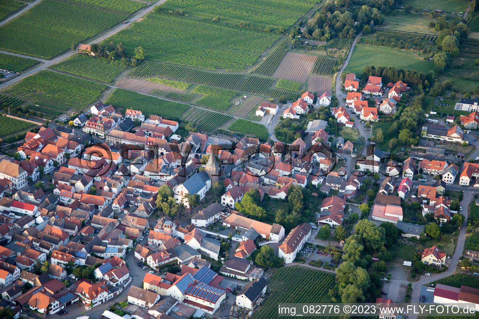 Kirrweiler im Bundesland Rheinland-Pfalz, Deutschland aus der Vogelperspektive