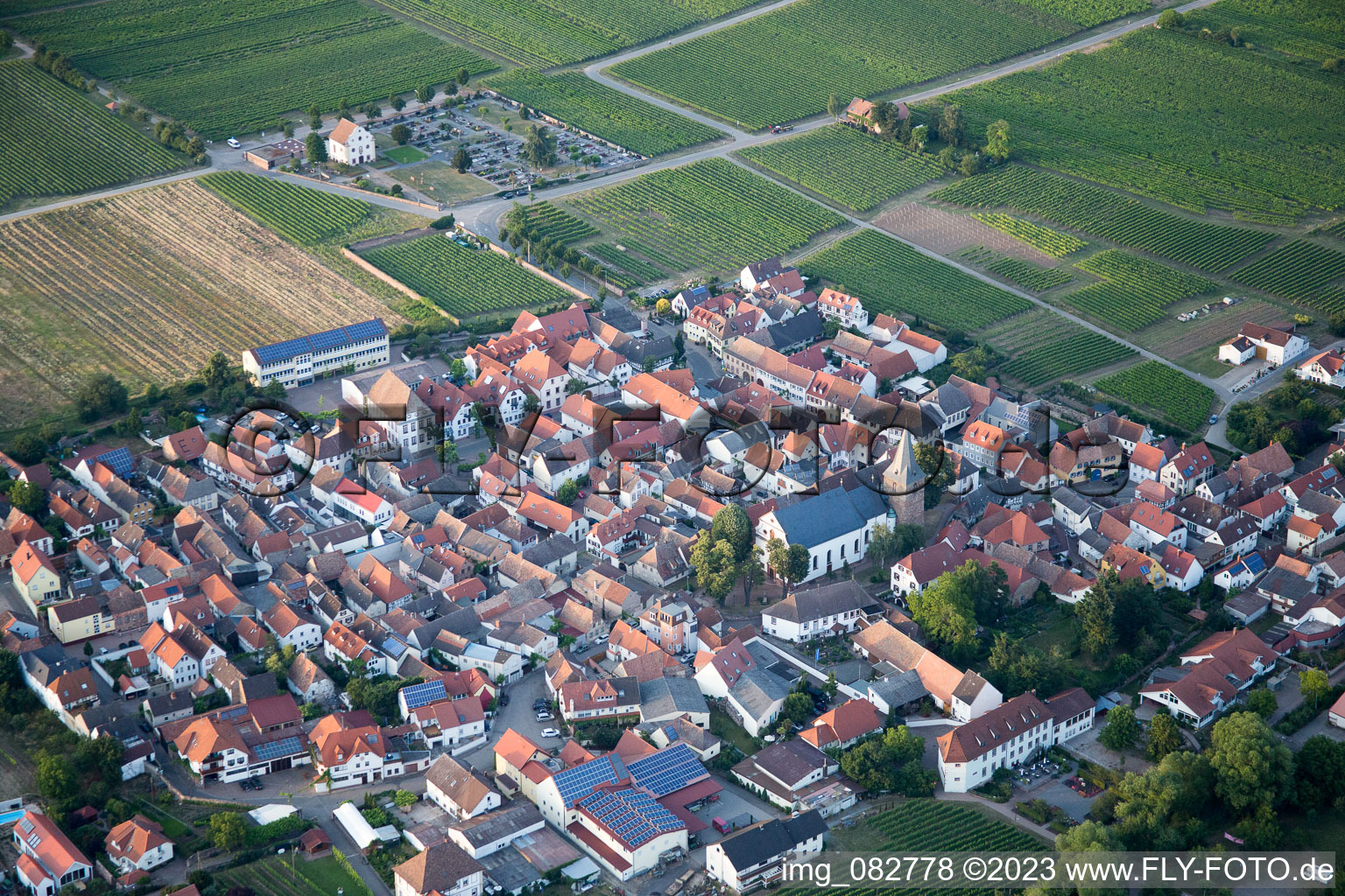 Kirrweiler im Bundesland Rheinland-Pfalz, Deutschland aus der Luft betrachtet