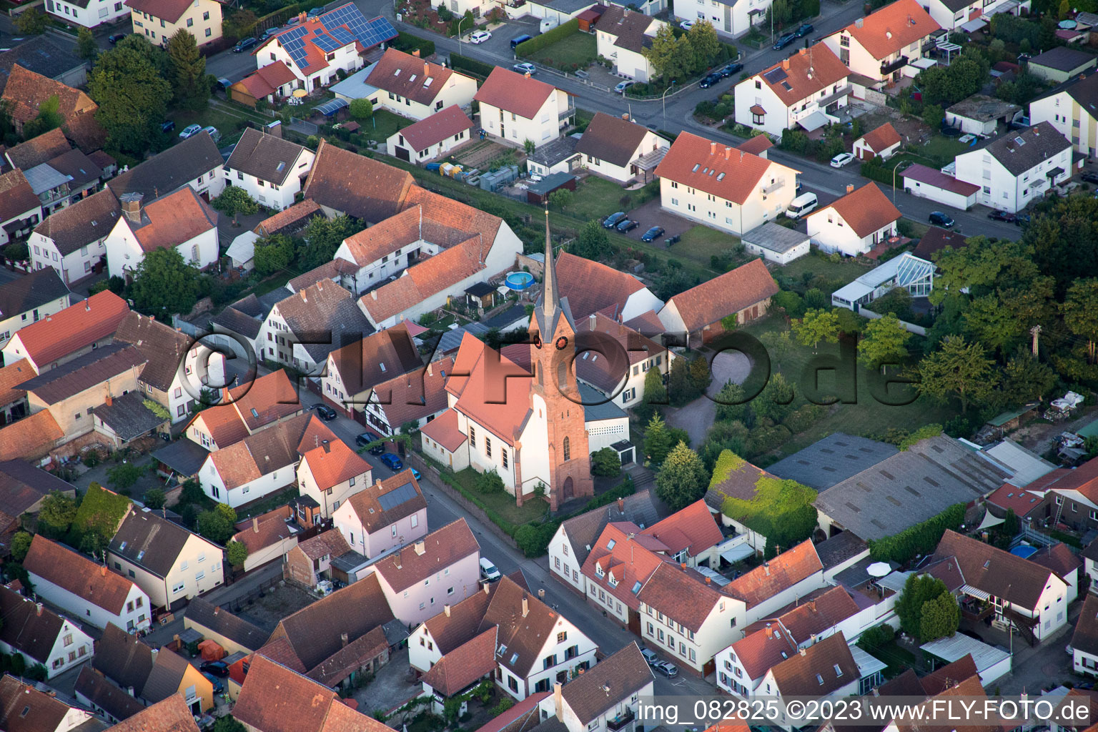 Schrägluftbild von Hochstadt im Bundesland Rheinland-Pfalz, Deutschland