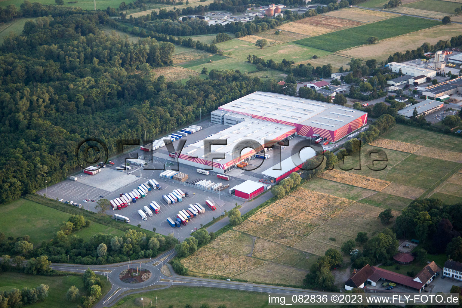 Gebäude der Niederlassung des Baumarktes der Hornbach Zentrale im Ortsteil Industriegebiet Bornheim in Bornheim in Essingen im Bundesland Rheinland-Pfalz, Deutschland