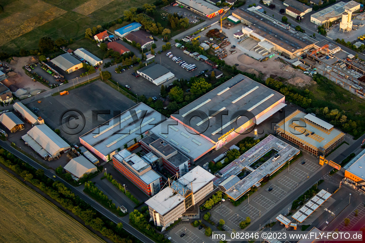Luftbild von Hornbach Baumarkt Zentrale in Bornheim im Bundesland Rheinland-Pfalz, Deutschland