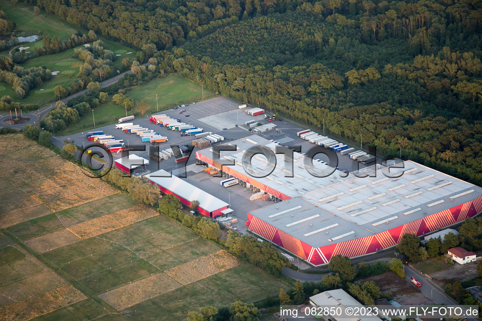 Luftbild von Gebäude der Niederlassung des Baumarktes der Hornbach Zentrale im Ortsteil Industriegebiet Bornheim in Bornheim in Essingen im Bundesland Rheinland-Pfalz, Deutschland