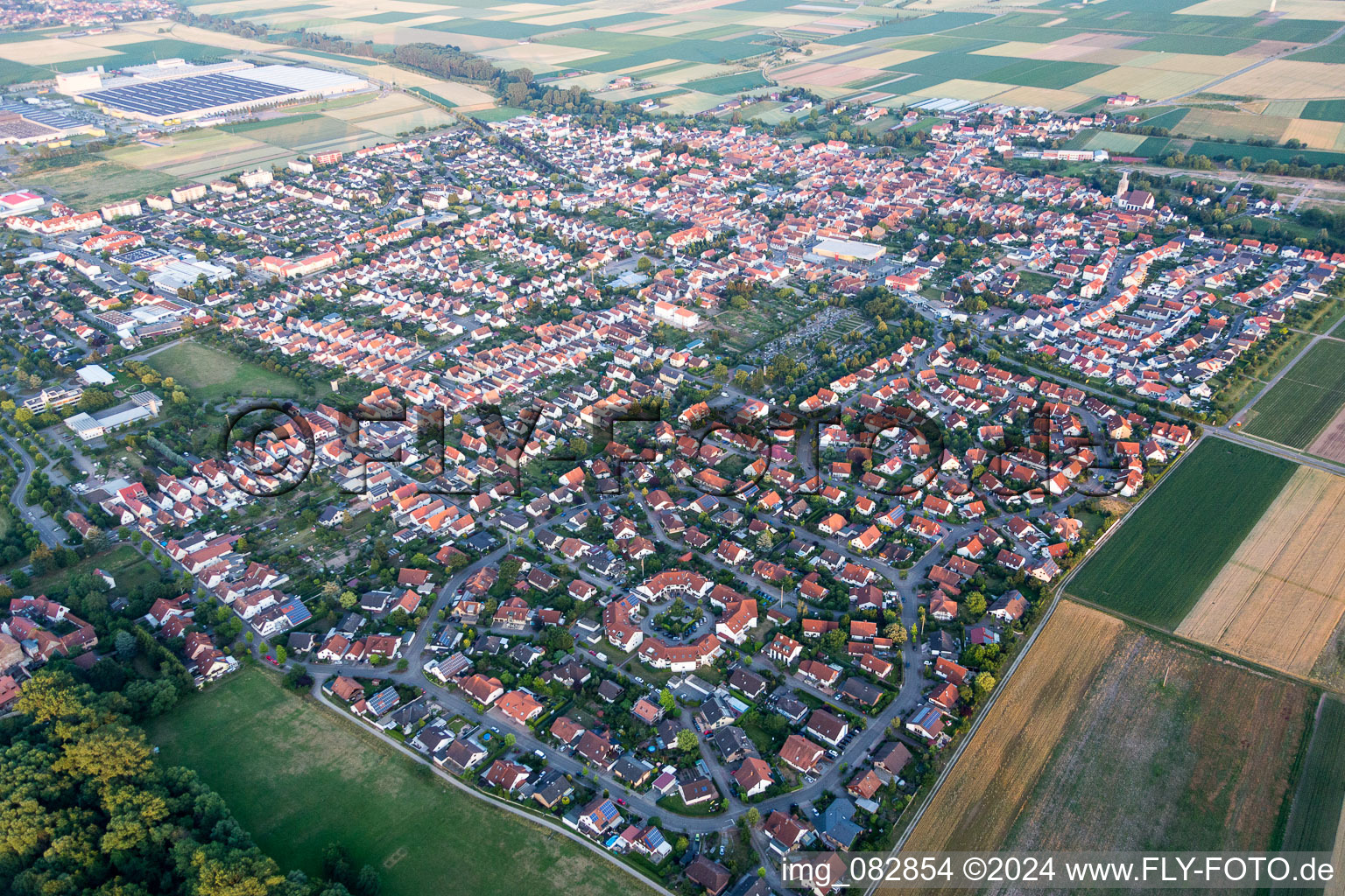 Ortsansicht der Straßen und Häuser der Wohngebiete in Offenbach an der Queich im Bundesland Rheinland-Pfalz, Deutschland