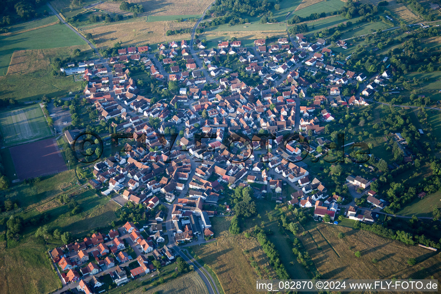 Schrägluftbild von Dorf - Ansicht im Ortsteil Büchelberg in Wörth am Rhein im Bundesland Rheinland-Pfalz, Deutschland