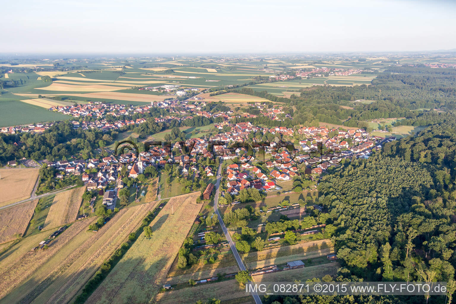 Dorf - Ansicht am Rande von landwirtschaftlichen Feldern und Nutzflächen in Scheibenhardt im Bundesland Rheinland-Pfalz, Deutschland
