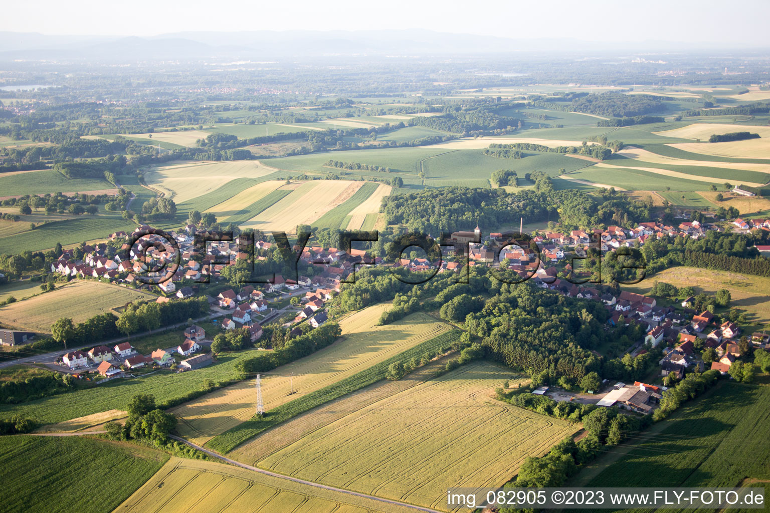 Schrägluftbild von Neewiller-près-Lauterbourg im Bundesland Bas-Rhin, Frankreich