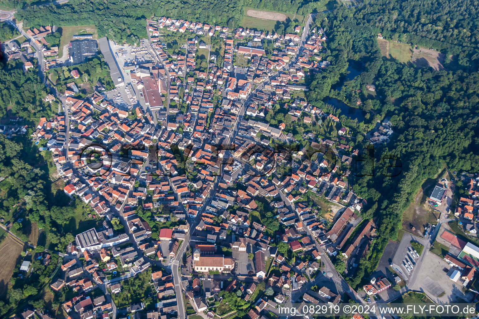 Ortsansicht der Straßen und Häuser der Wohngebiete in Soufflenheim in Grand Est im Bundesland Bas-Rhin, Frankreich