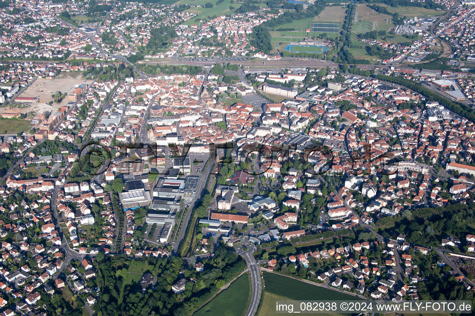Ortsansicht der Straßen und Häuser der Wohngebiete in Haguenau in Grand Est in Hagenau im Bundesland Bas-Rhin, Frankreich