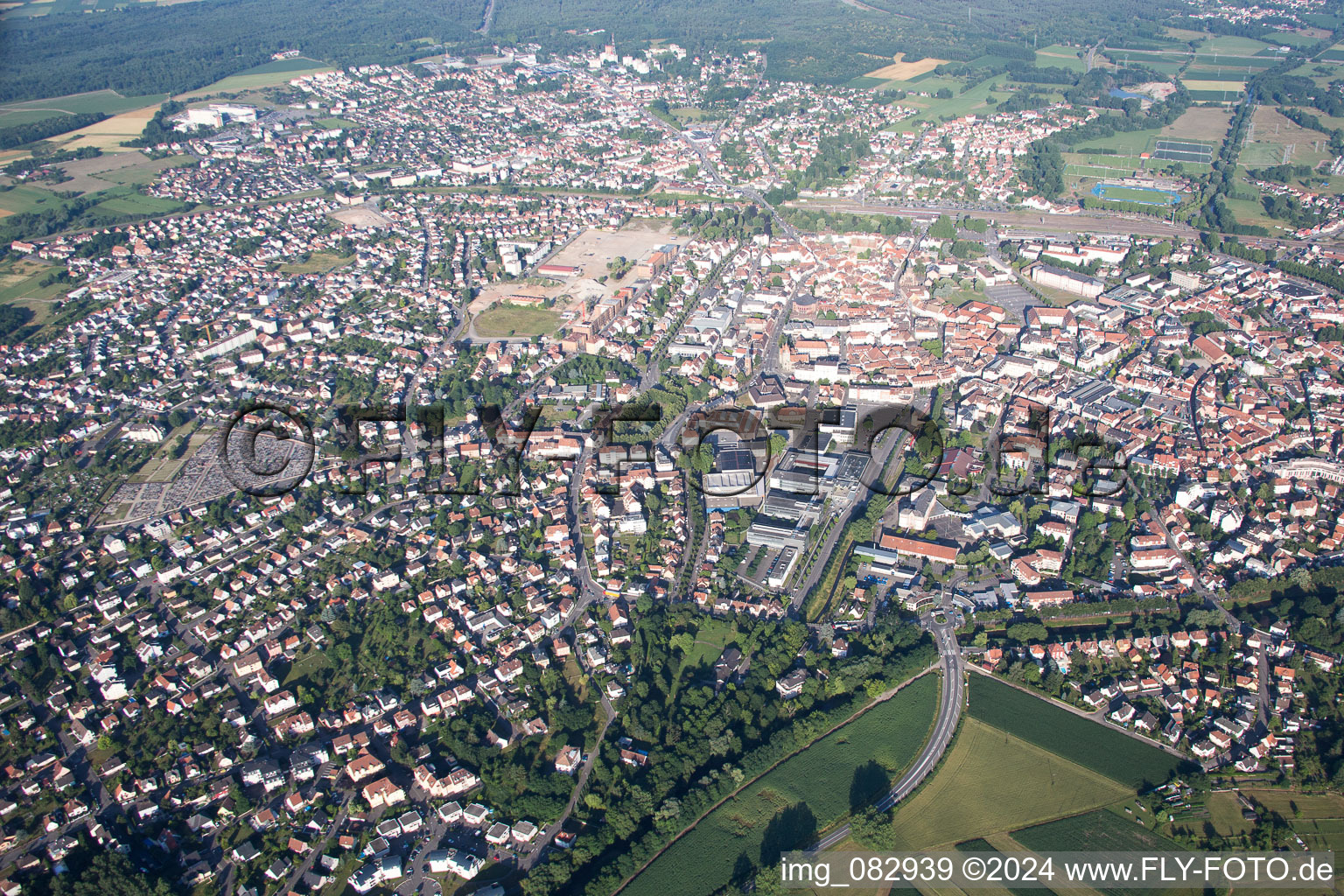Luftbild von Ortsansicht der Straßen und Häuser der Wohngebiete in Haguenau in Grand Est in Hagenau im Bundesland Bas-Rhin, Frankreich