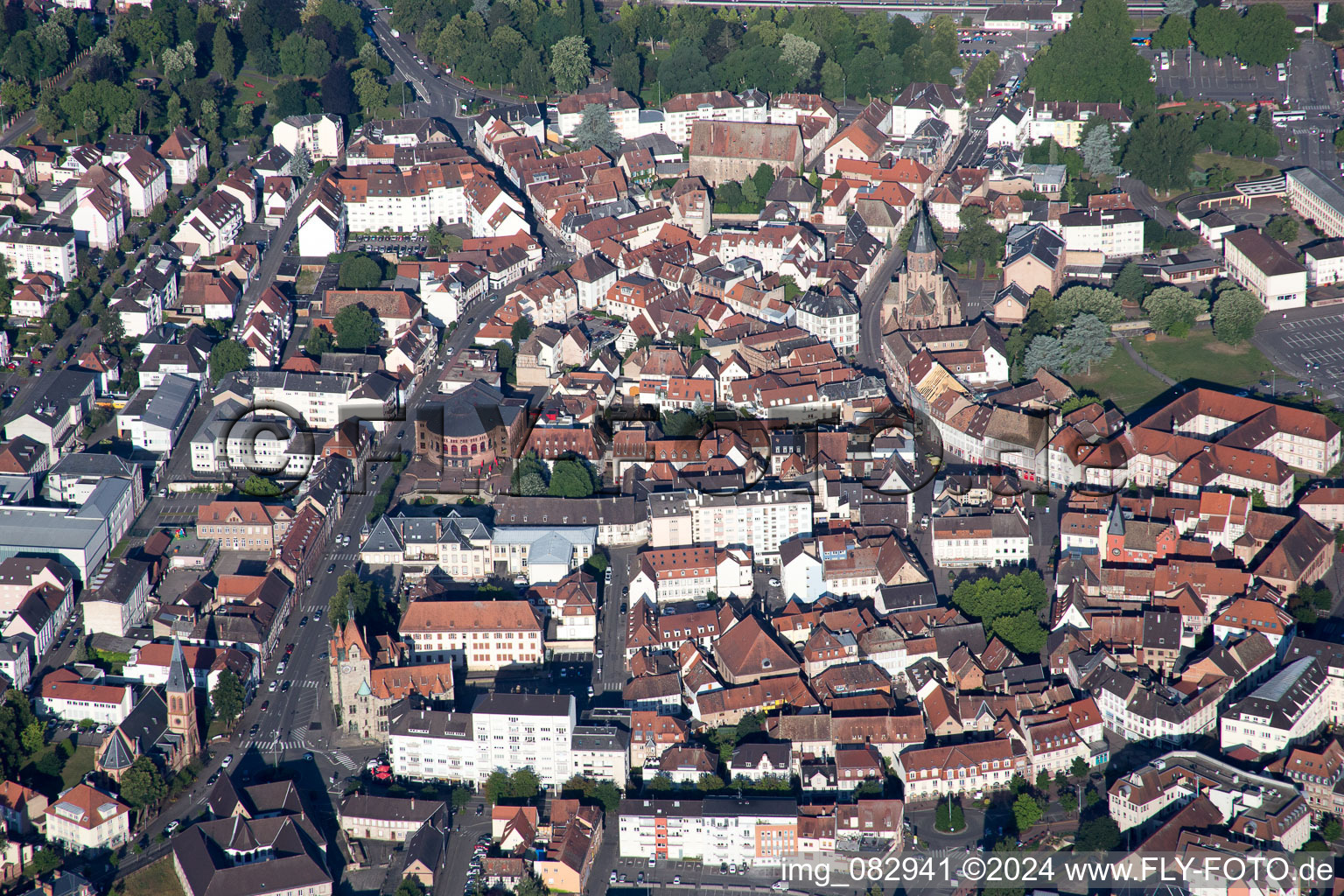 Luftaufnahme von Ortsansicht der Straßen und Häuser der Wohngebiete in Haguenau in Grand Est in Hagenau im Bundesland Bas-Rhin, Frankreich