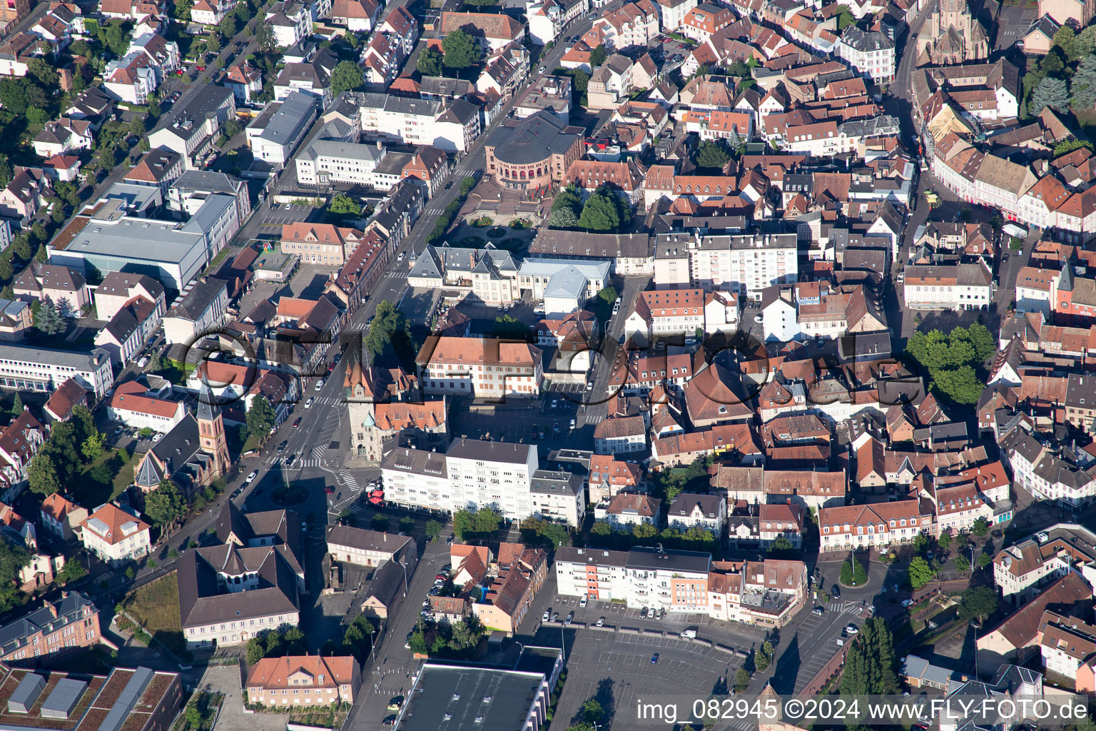 Luftbild von Museums- Gebäude- Ensemble Musée Place Dr Albert Schweitzer in Haguenau in Grand Est in Hagenau im Bundesland Bas-Rhin, Frankreich