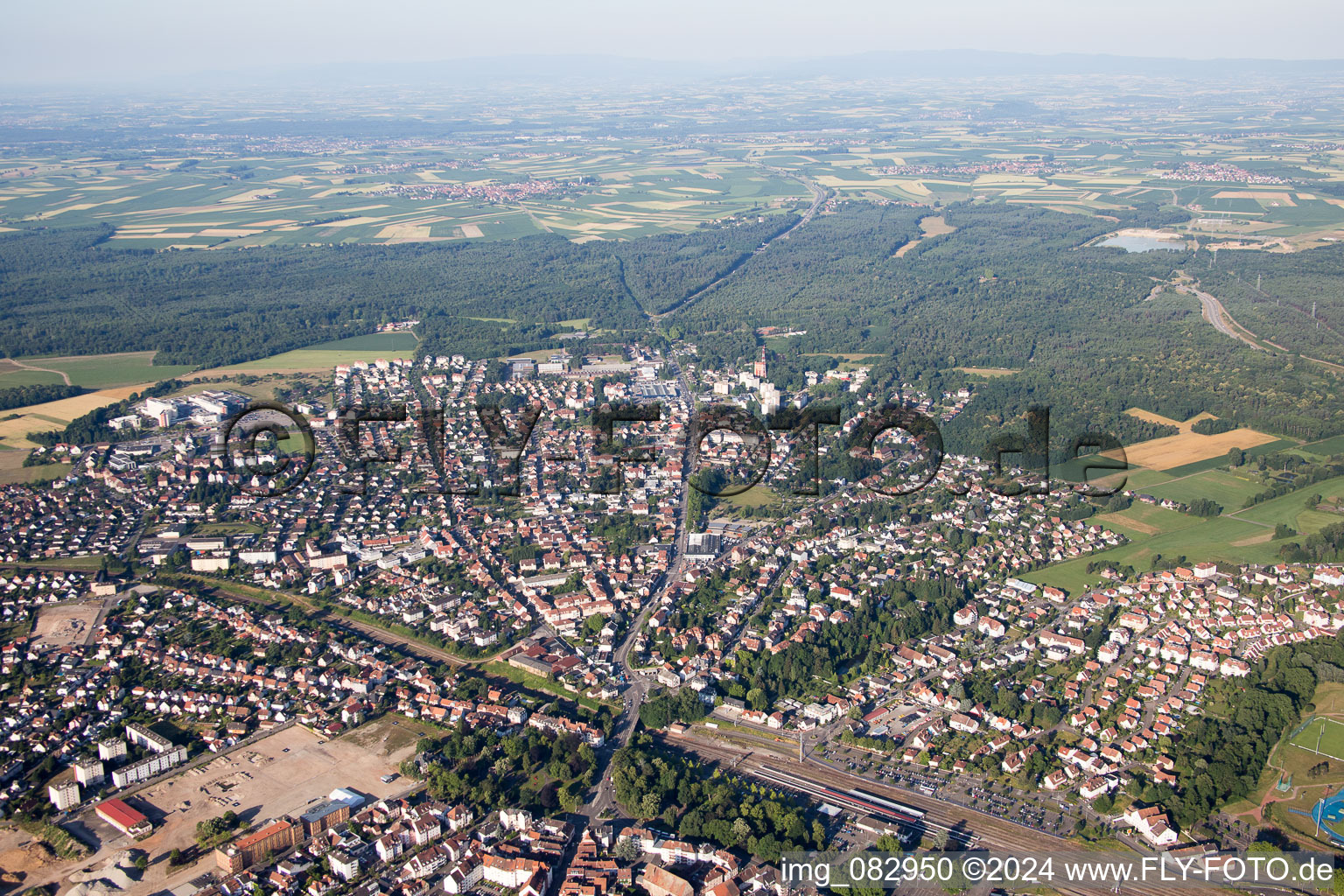 Schrägluftbild von Ortsansicht der Straßen und Häuser der Wohngebiete in Haguenau in Grand Est in Hagenau im Bundesland Bas-Rhin, Frankreich