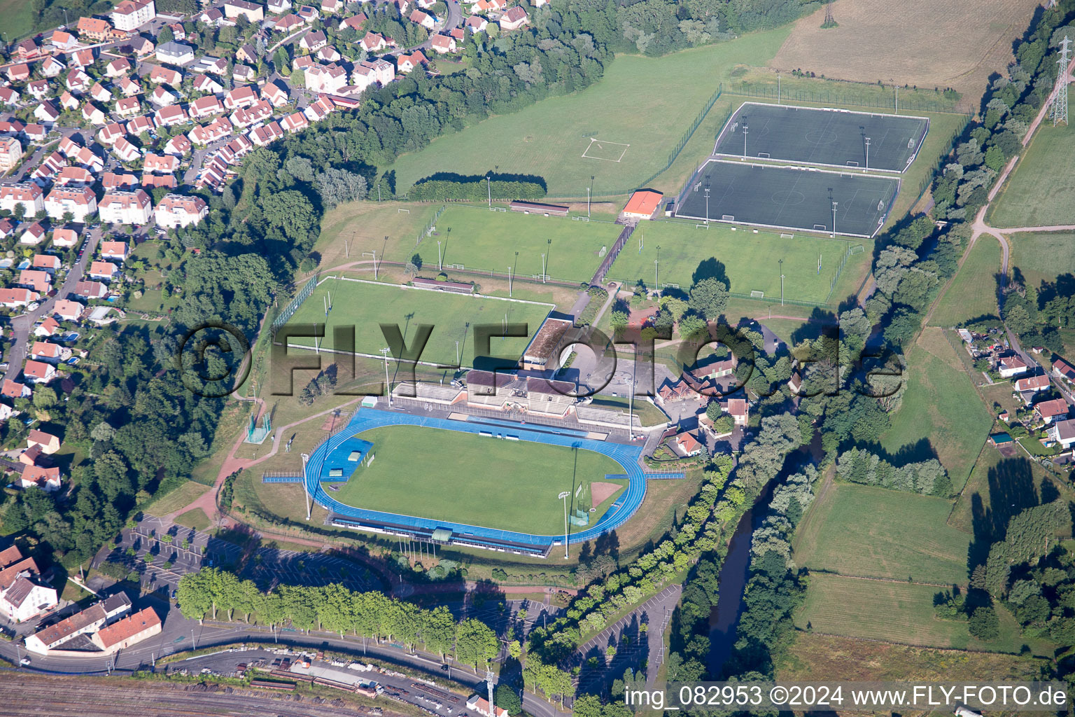 Ensemble der Sportplatzanlagen des FC Haguenau Rugby in Haguenau in Grand Est in Hagenau im Bundesland Bas-Rhin, Frankreich