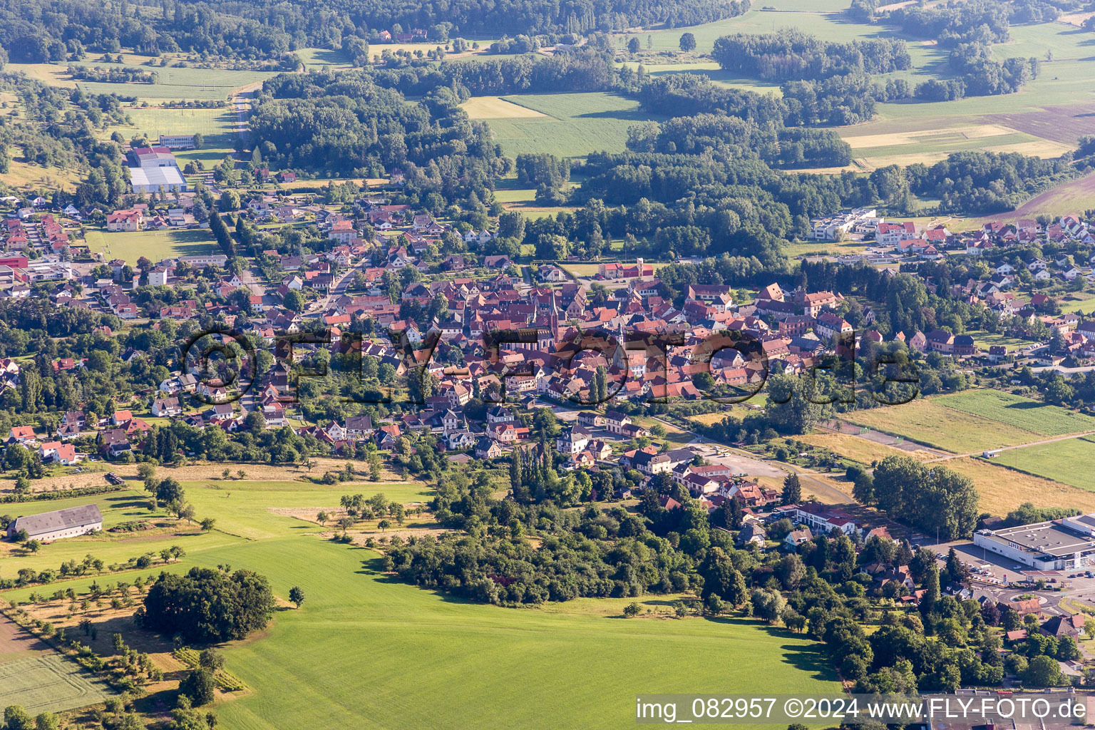 Ortsansicht der Straßen und Häuser der Wohngebiete in Wœrth in Grand Est im Bundesland Bas-Rhin, Frankreich