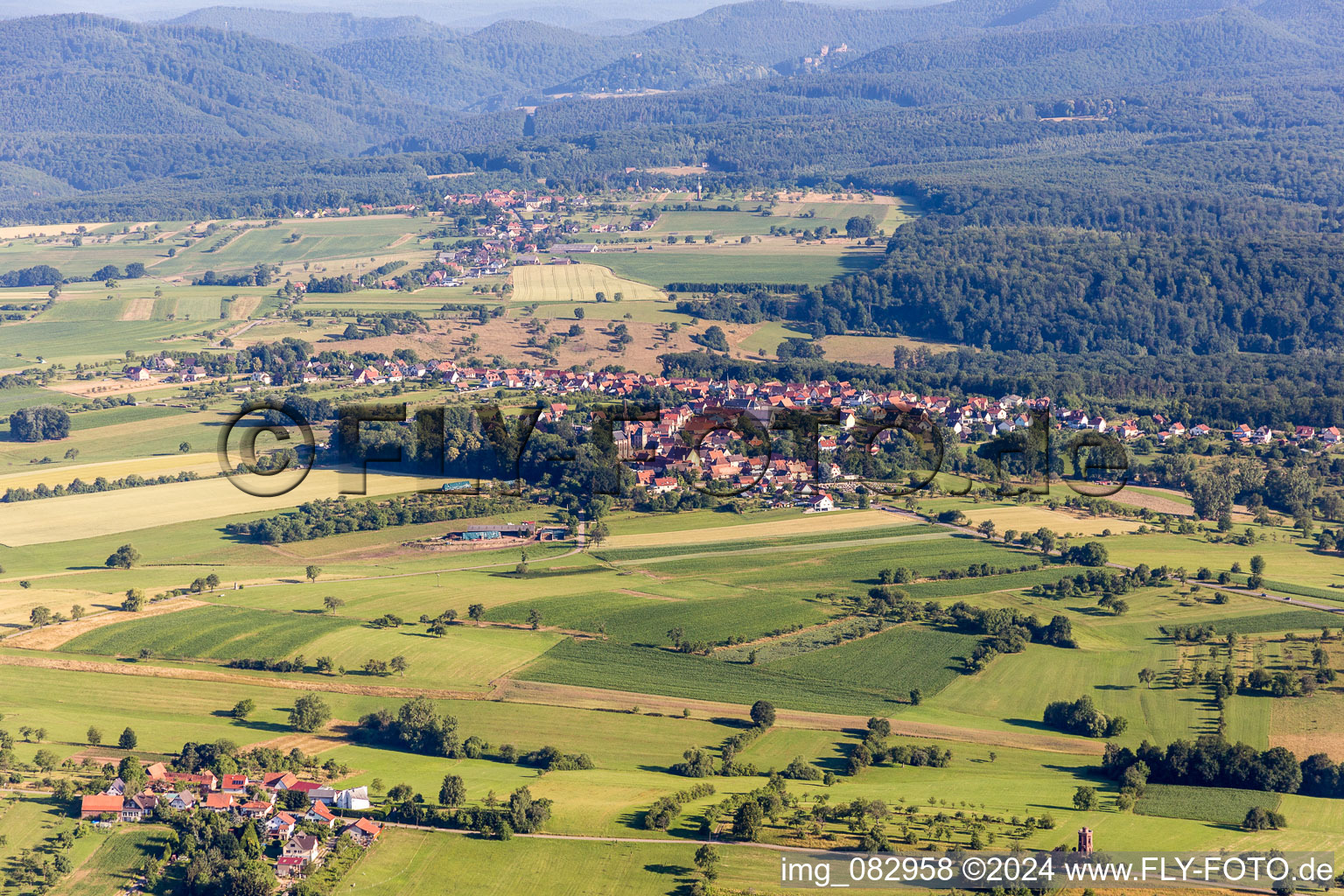 Dorf - Ansicht am Rande von landwirtschaftlichen Feldern und Nutzflächen in Frœschwiller in Grand Est im Bundesland Bas-Rhin, Frankreich