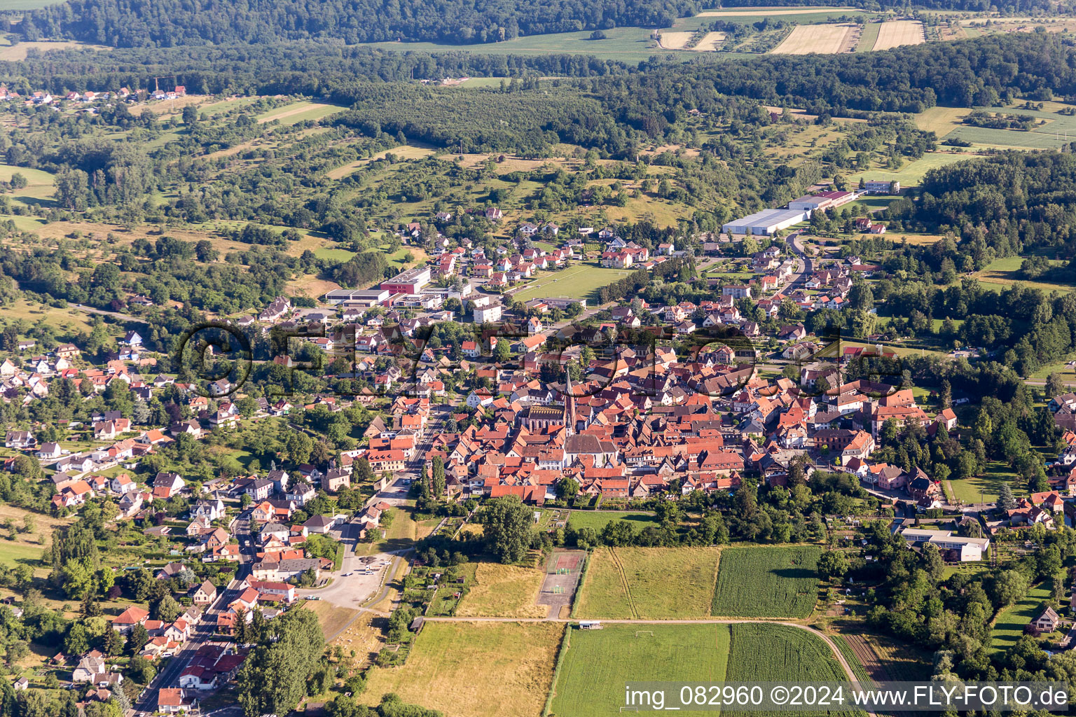 Luftbild von Ortsansicht der Straßen und Häuser der Wohngebiete in Wœrth in Grand Est im Bundesland Bas-Rhin, Frankreich