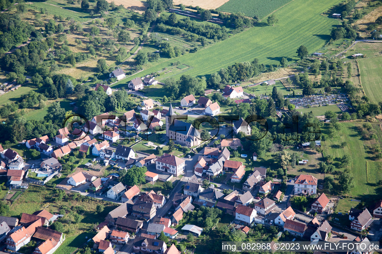 Schrägluftbild von Preuschdorf im Bundesland Bas-Rhin, Frankreich