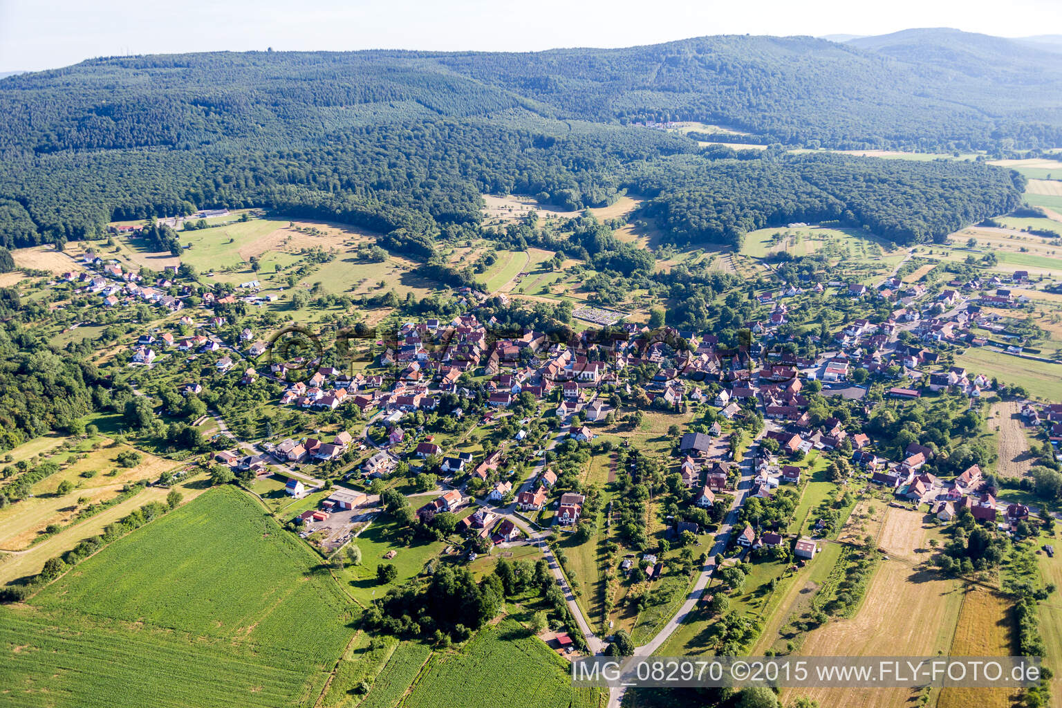 Dorf - Ansicht am Rande von landwirtschaftlichen Feldern und Nutzflächen in Lampertsloch in Grand Est im Bundesland Bas-Rhin, Frankreich