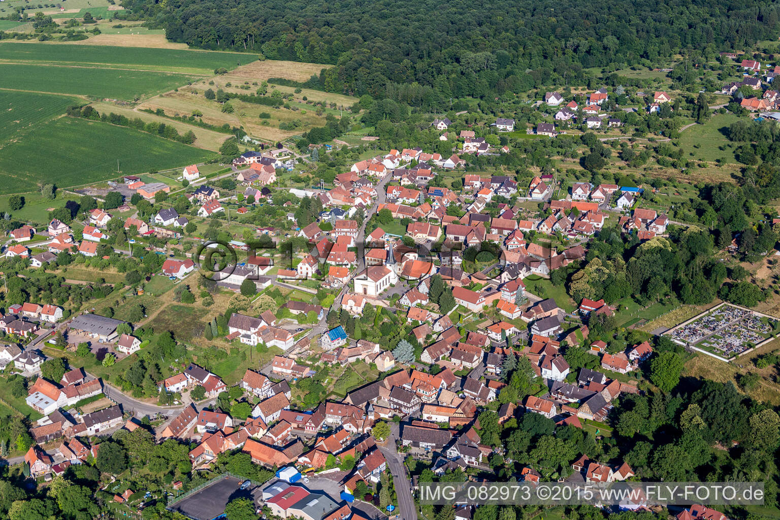 Luftbild von Dorf - Ansicht am Rande von landwirtschaftlichen Feldern und Nutzflächen in Lampertsloch in Grand Est im Bundesland Bas-Rhin, Frankreich
