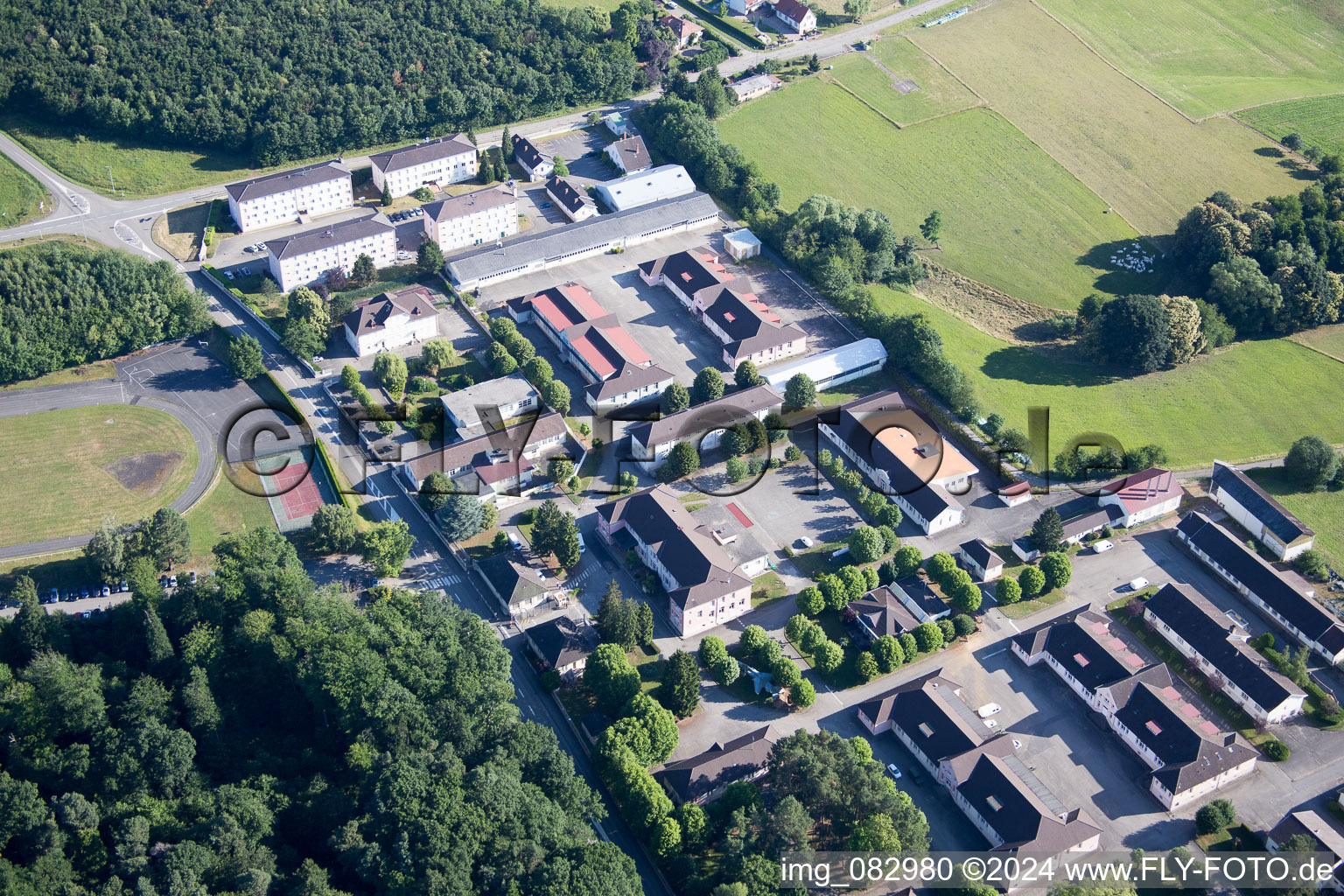 Luftbild von Gebäudekomplex der französischen - Militär- Kaserne Camp Drachenbronn in Drachenbronn-Birlenbach in Grand Est im Bundesland Bas-Rhin, Frankreich