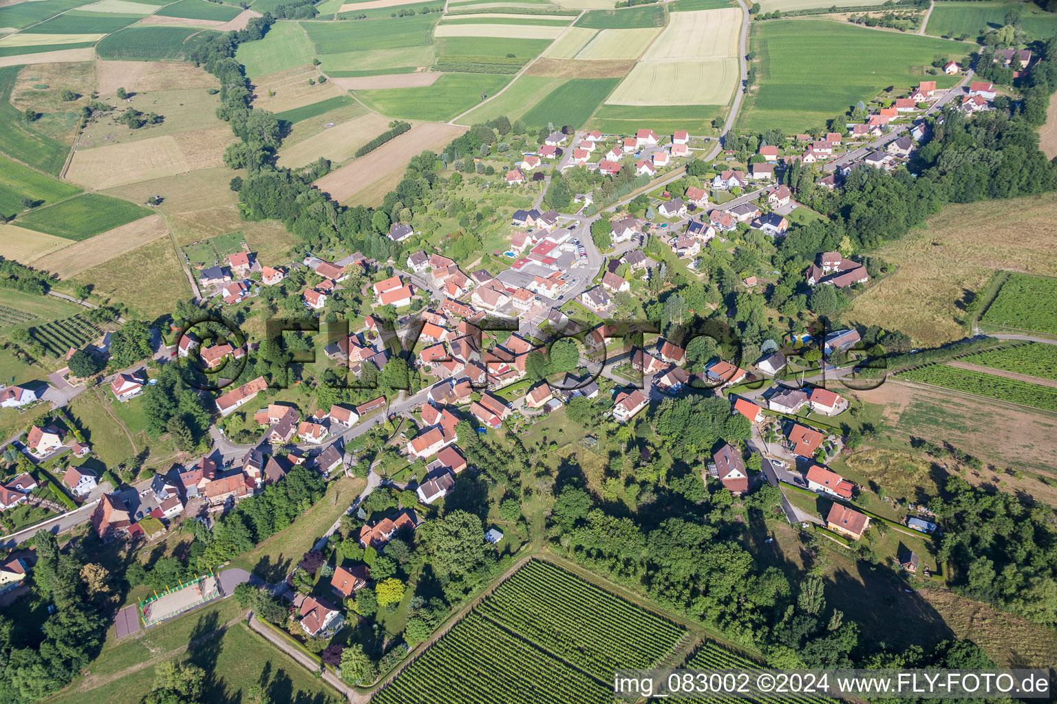 Dorf - Ansicht am Rande von landwirtschaftlichen Feldern und Nutzflächen in Oberhoffen-lès-Wissembourg in Grand Est im Bundesland Bas-Rhin, Frankreich