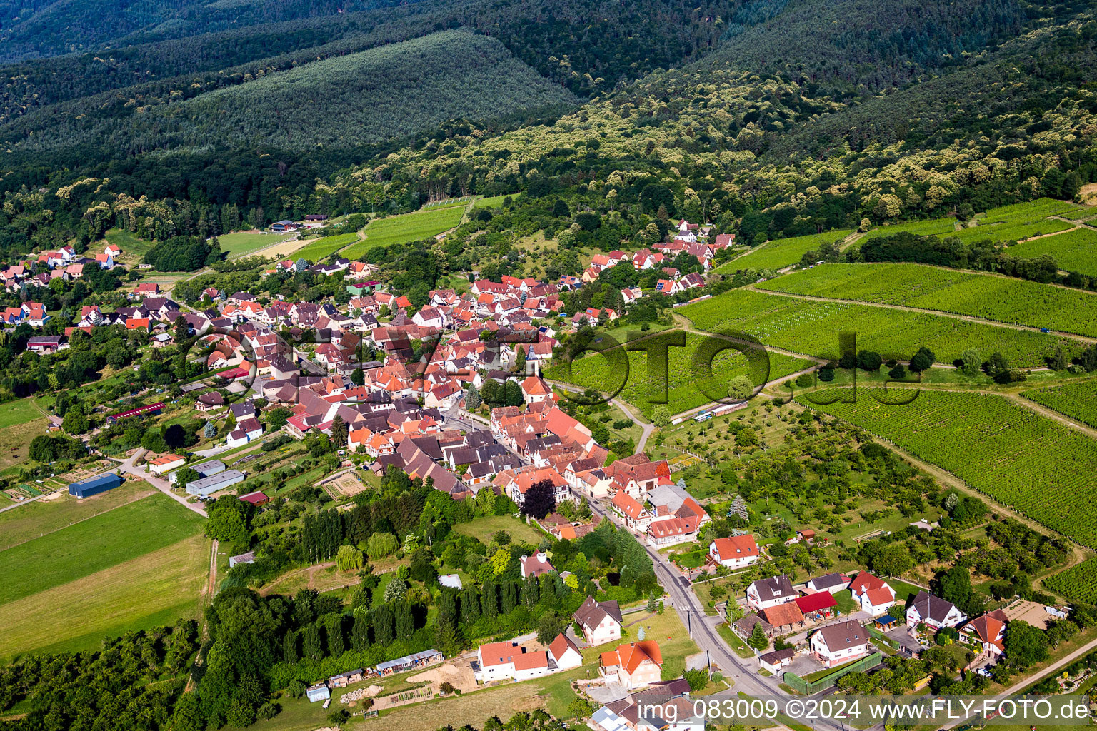 Luftbild von Dorf - Ansicht am Rande von landwirtschaftlichen Feldern und Nutzflächen in Rott in Grand Est im Bundesland Bas-Rhin, Frankreich
