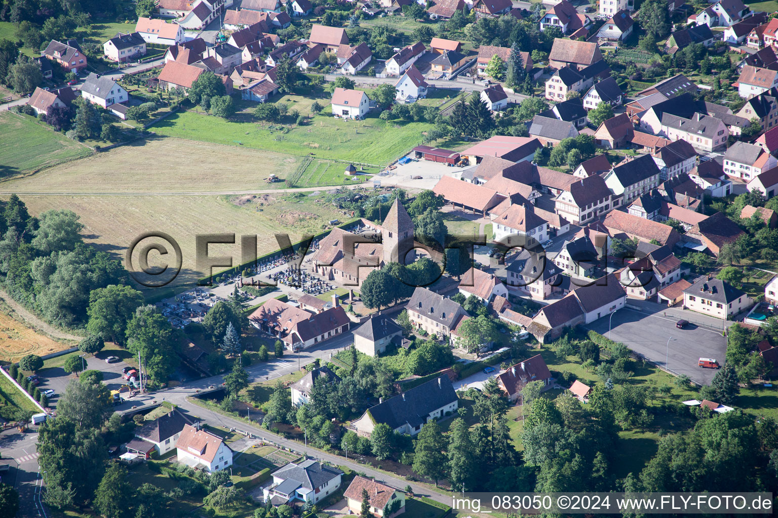Ortsansicht der Straßen und Häuser der Wohngebiete in Altenstadt in Grand Est im Bundesland Bas-Rhin, Frankreich