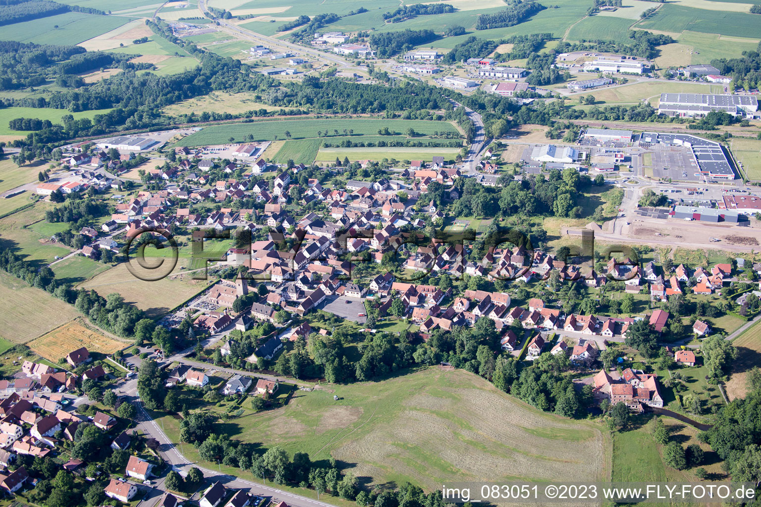 Schrägluftbild von Altenstadt (Elsaß) im Bundesland Bas-Rhin, Frankreich