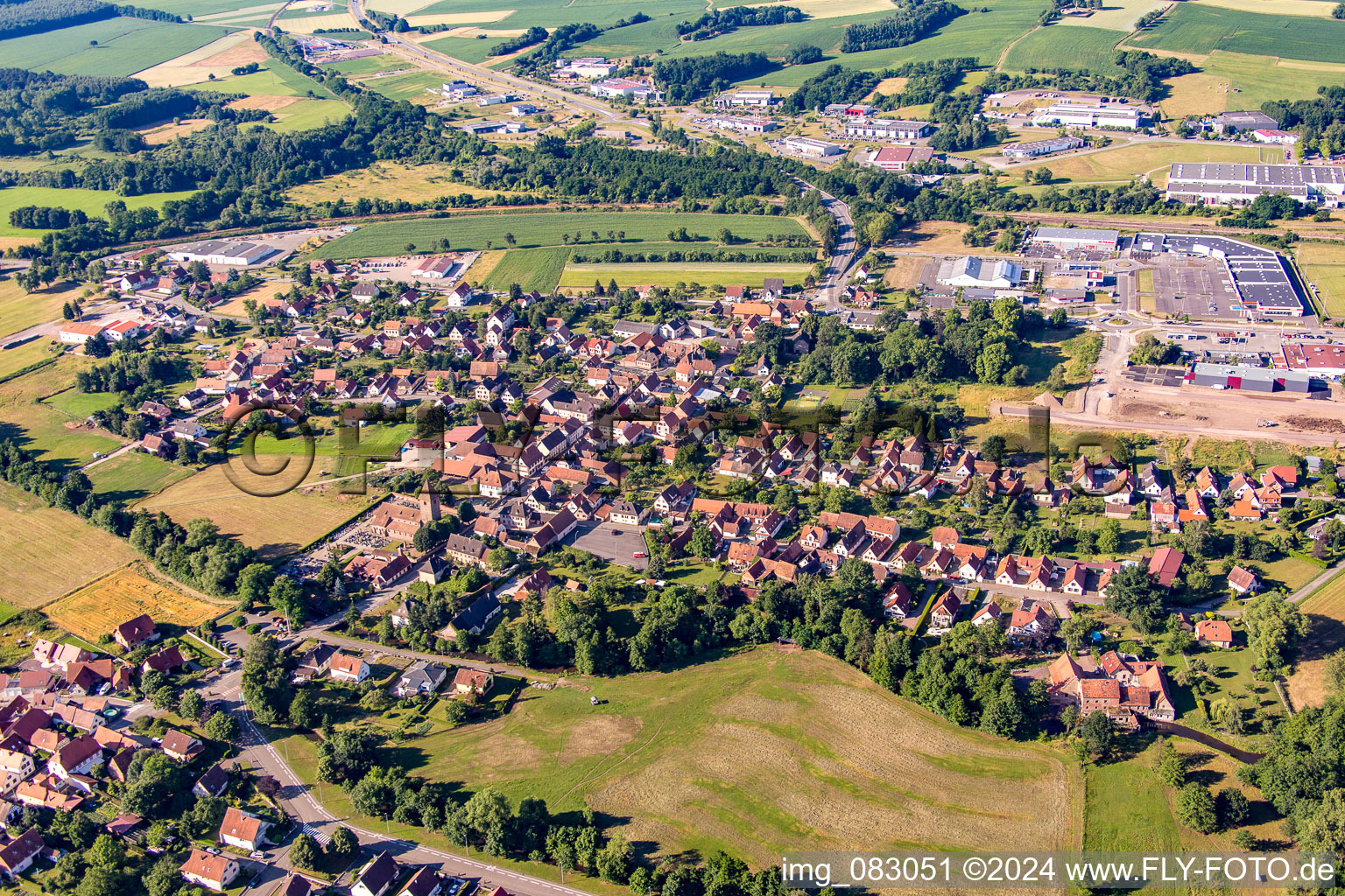 Schrägluftbild von Altenstadt (Elsaß) im Bundesland Bas-Rhin, Frankreich