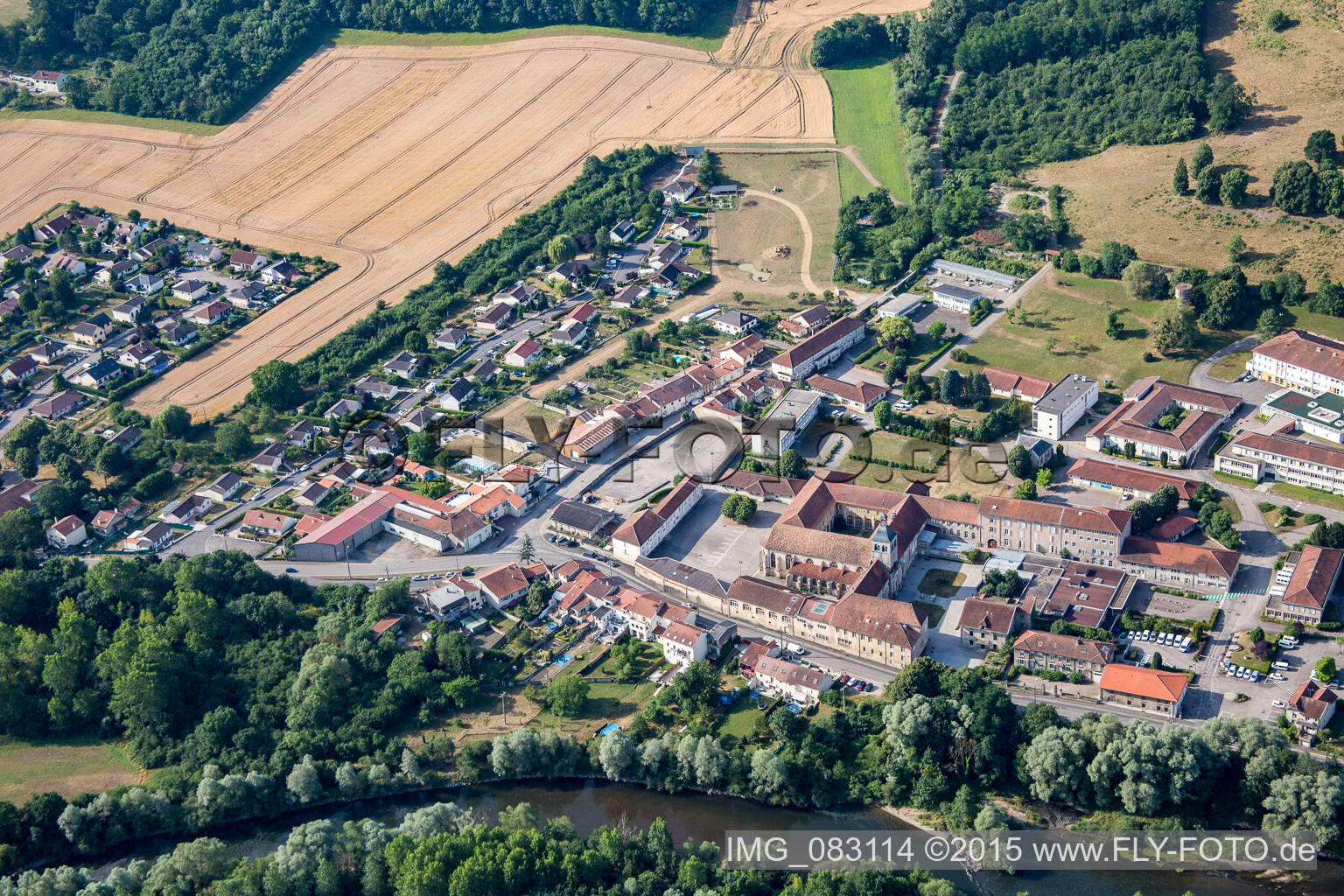 Luftbild von Benediktinerkloster/Prieuré bénédictin à Flavigny-sur-Moselle im Bundesland Meurthe-et-Moselle, Frankreich