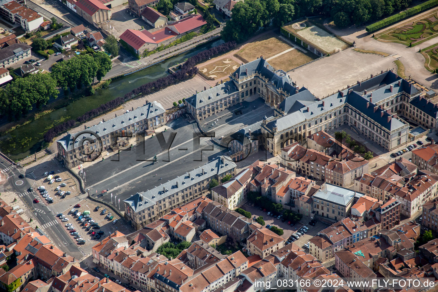 Luftbild von Gebäudekomplex im Schloßpark von Schloß Lunéville in Lunéville in Grand Est im Bundesland Meurthe-et-Moselle, Frankreich