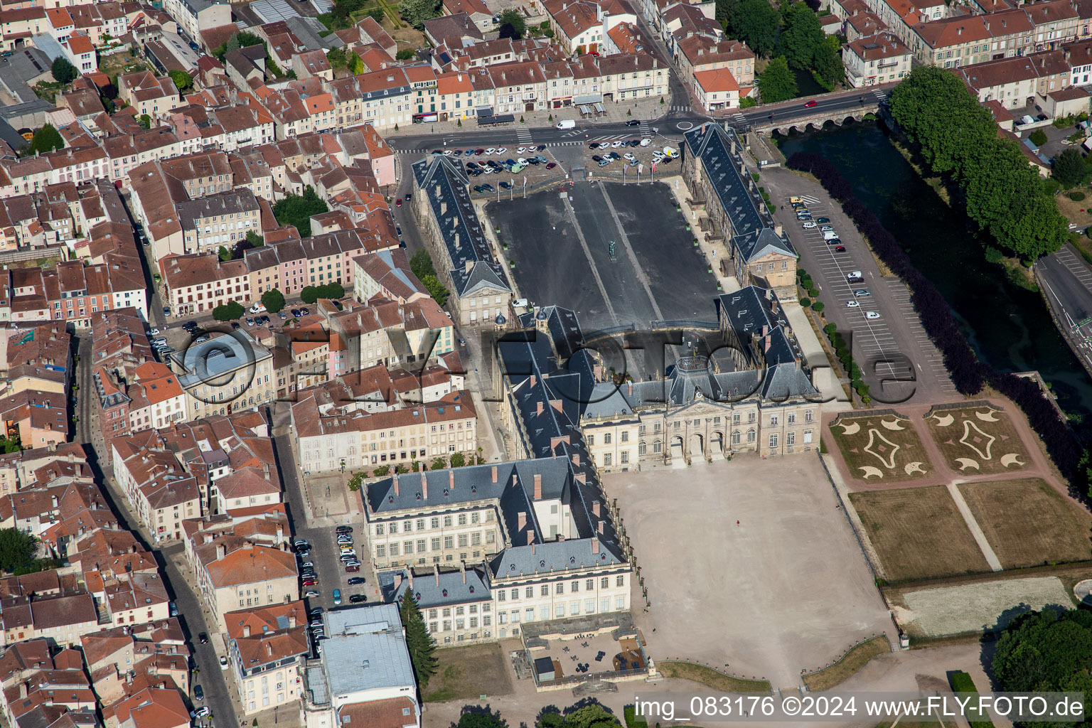Luftaufnahme von Gebäudekomplex im Schloßpark von Schloß Lunéville in Lunéville in Grand Est im Bundesland Meurthe-et-Moselle, Frankreich