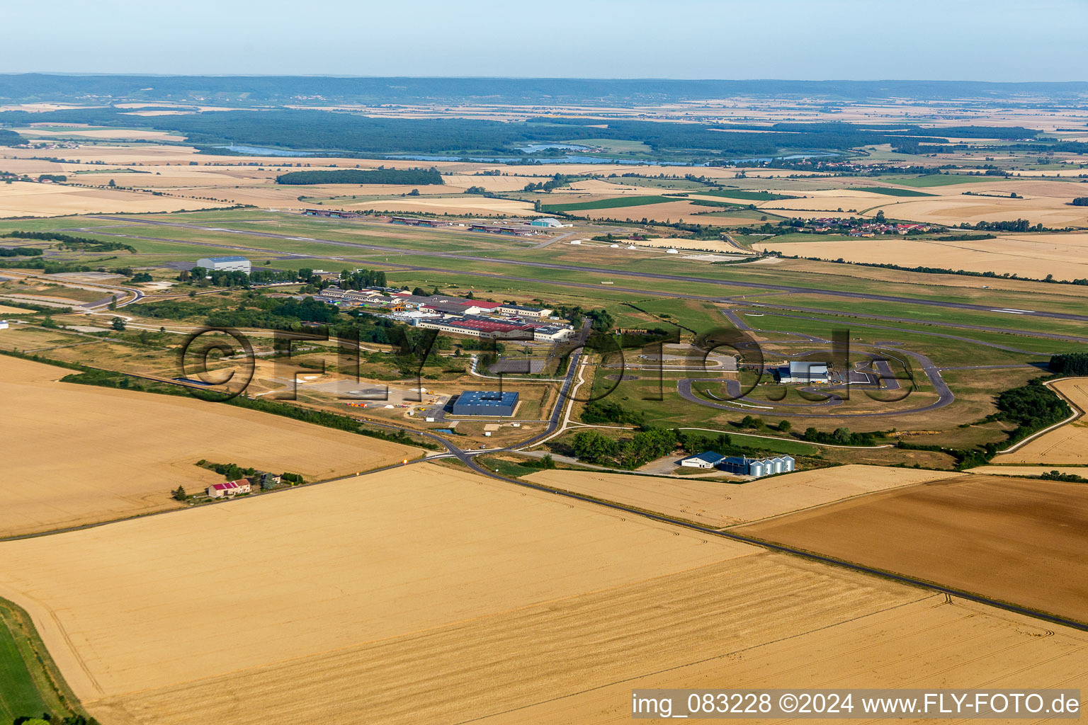 Start- und Landebahn mit Rollfeldgelände des Flugplatz der Chambley Planet'Air in Saint-Julien-les-Gorze in Grand Est in Saint-Julien-lès-Gorze im Bundesland Meurthe-et-Moselle, Frankreich