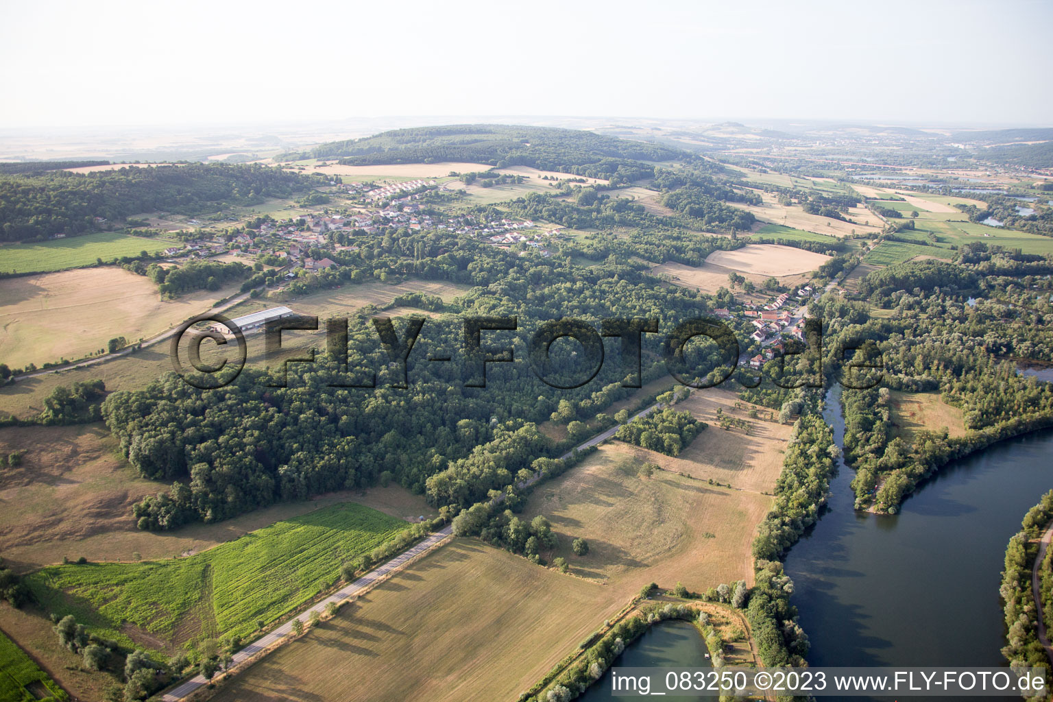 Arnaville im Bundesland Meurthe-et-Moselle, Frankreich aus der Vogelperspektive