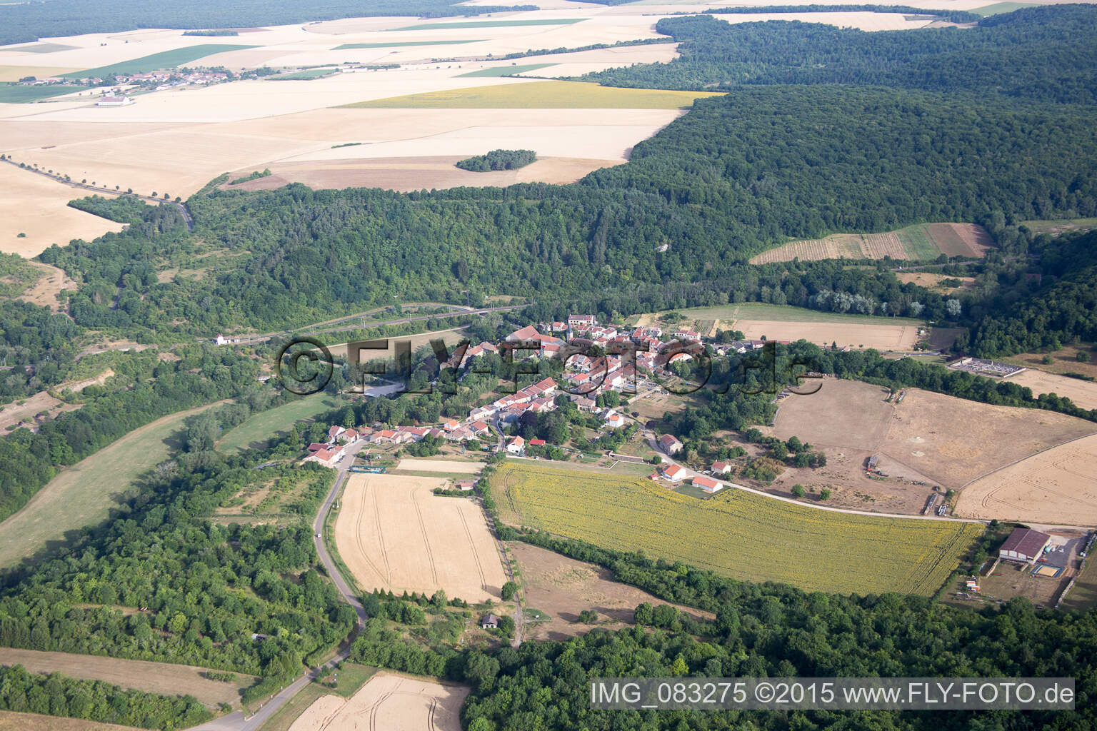 Dorf - Ansicht am Rande von Feldern und der TGV Bahnstrecke in Jaulny in Grand Est im Bundesland Meurthe-et-Moselle, Frankreich