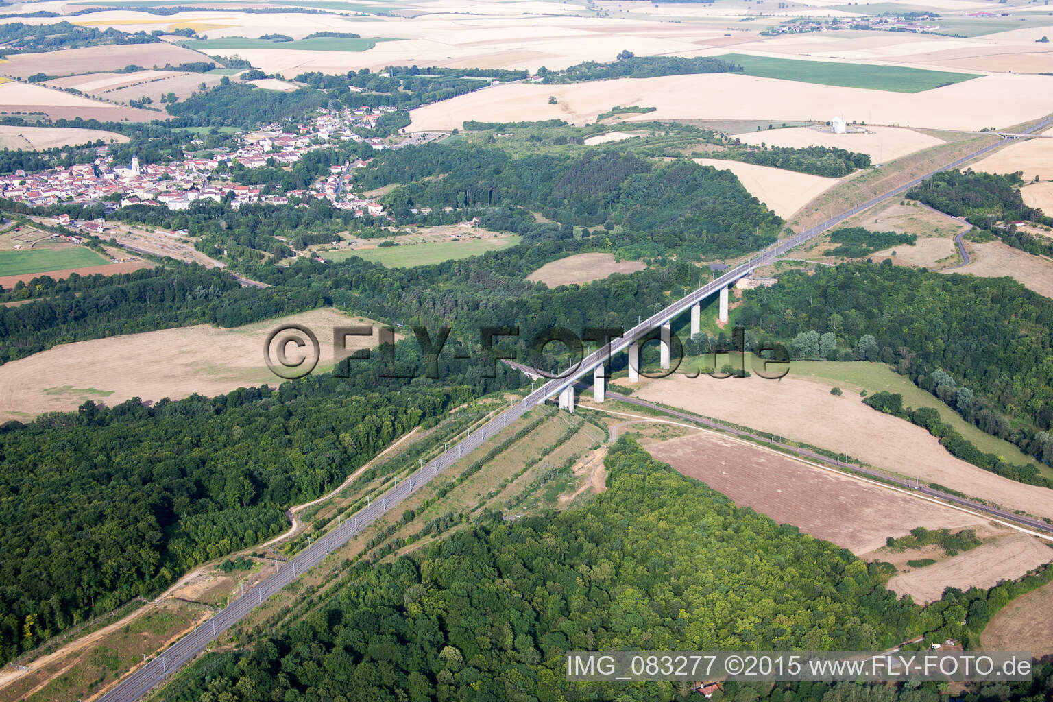 Eisenbahn- Brückenbauwerk zur Streckenführung der Bahn- Gleise der TGV Strecke in Thiaucourt-Regniéville in Grand Est im Bundesland Meurthe-et-Moselle, Frankreich