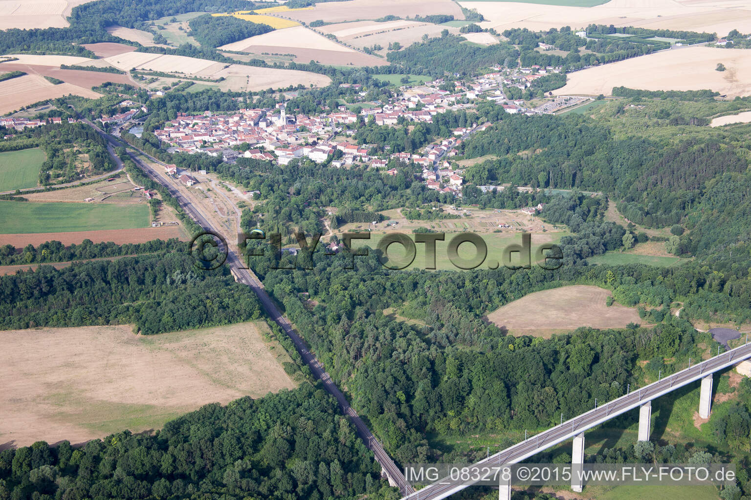 Luftbild von Eisenbahn- Brückenbauwerk zur Streckenführung der Bahn- Gleise der TGV Strecke in Thiaucourt-Regniéville in Grand Est im Bundesland Meurthe-et-Moselle, Frankreich