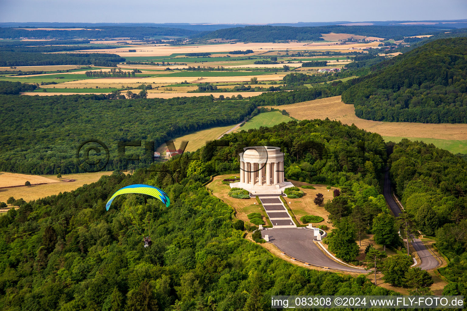 Sehenswürdigkeit des Geschichts- Denkmal Butte de Montsec in Montsec in Alsace-Champagne-Ardenne-Lorraine. Im Vordergrund des Tempels ein Paraglider im Bundesland Meuse, Frankreich