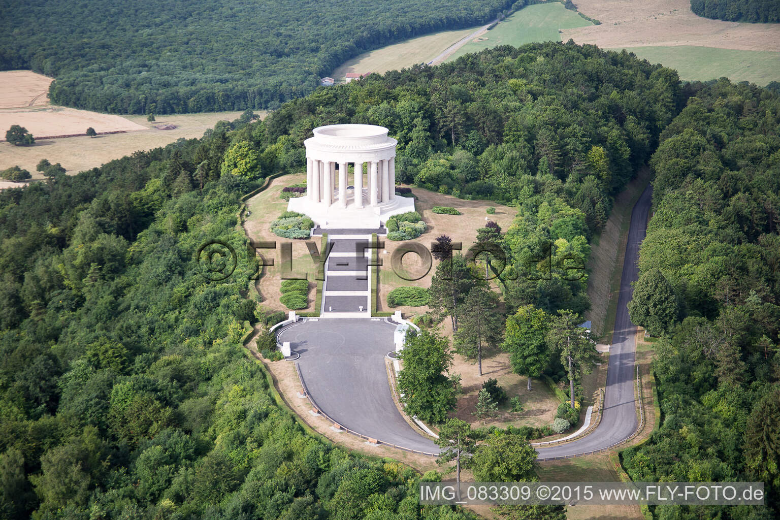 Montsec, Amerikanisches Kriegerdenkmal im Bundesland Meuse, Frankreich vom Flugzeug aus