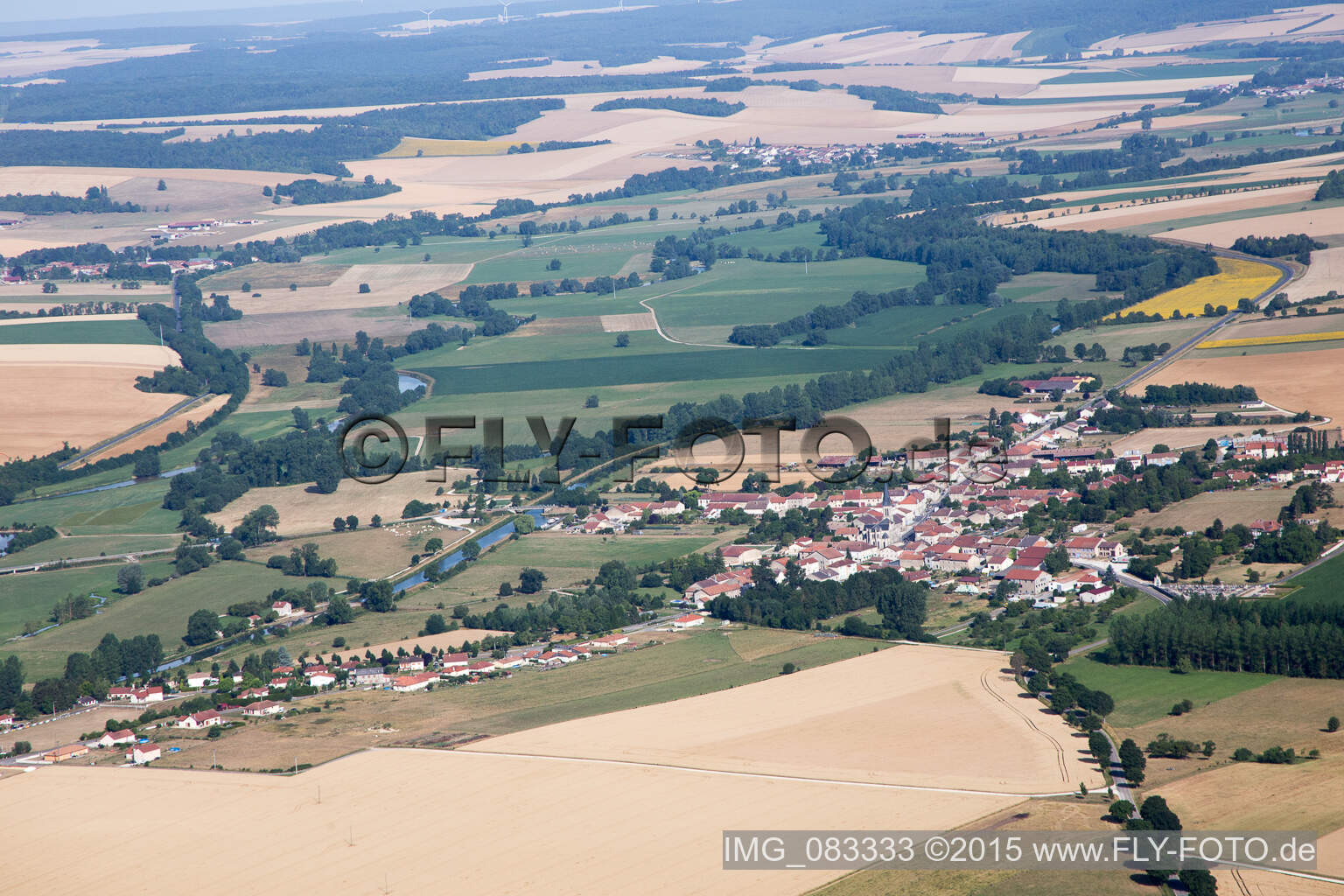 Luftbild von Lacroix-sur-Meuse, Frankreich