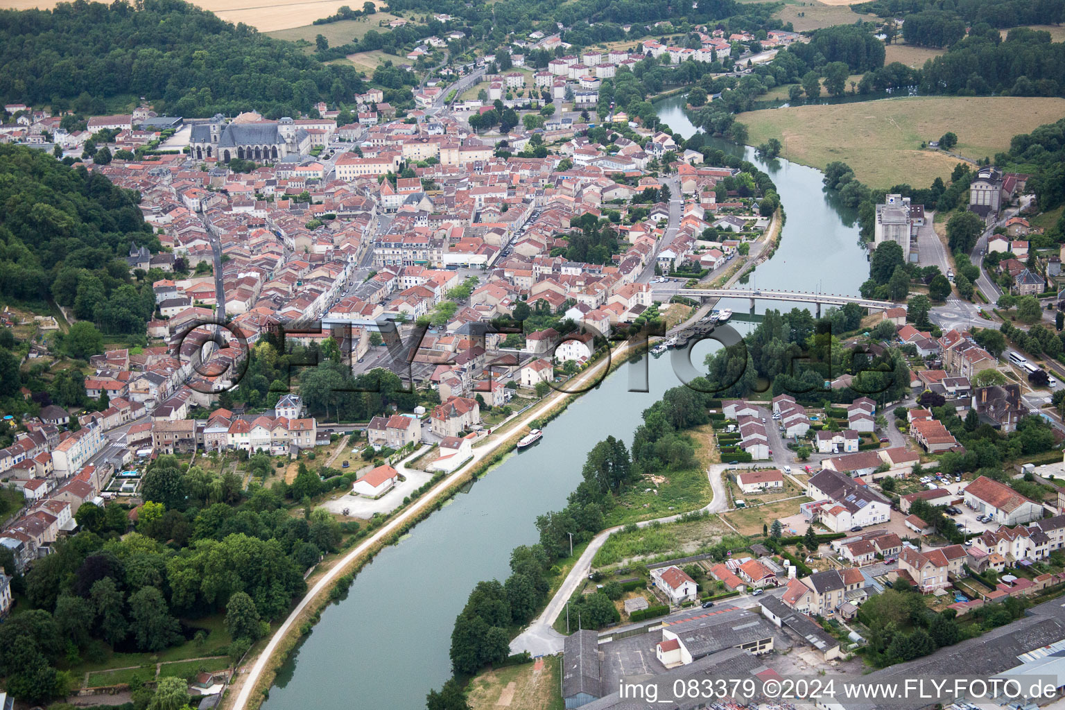 Dorfkern an den Fluß- Uferbereichen der Meuse in Saint-Mihiel in Grand Est, Frankreich